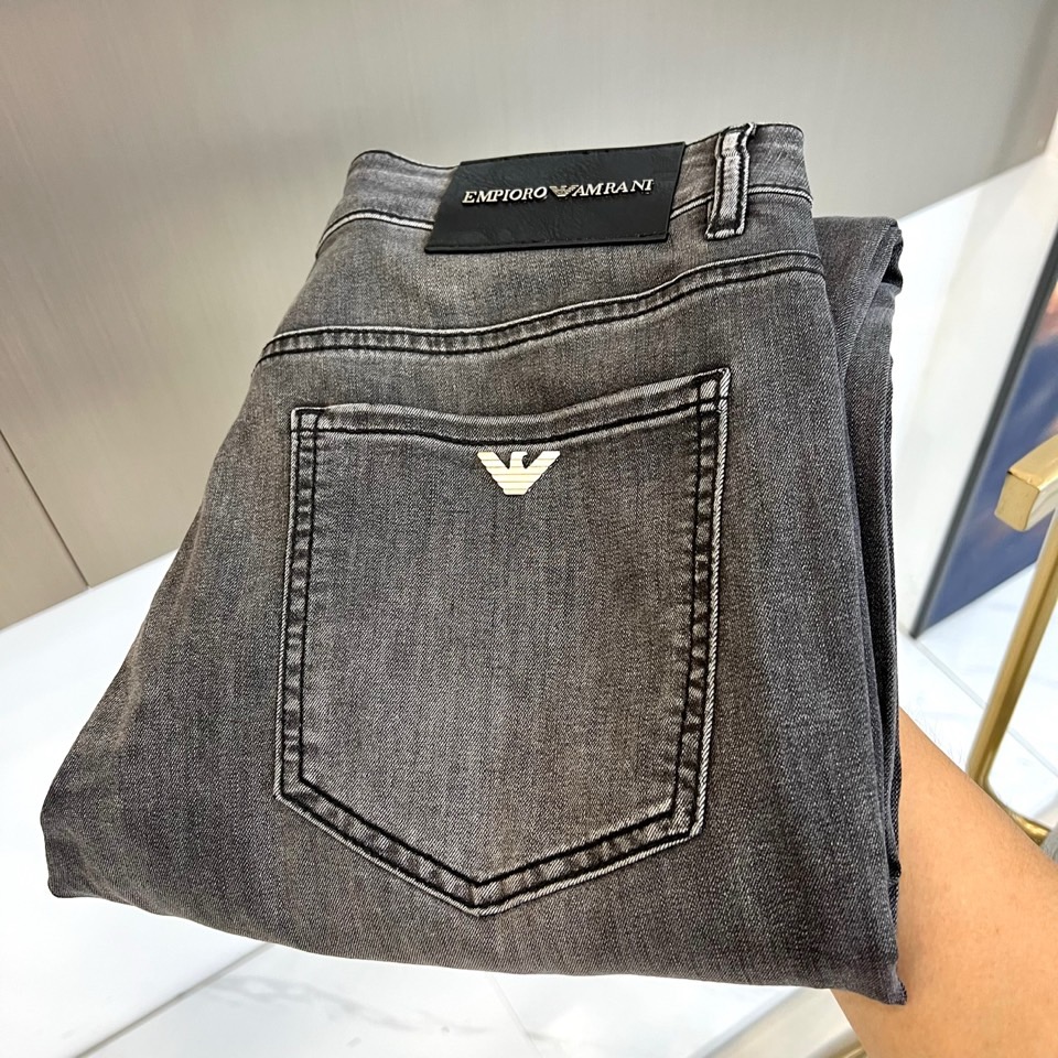 NO:866512,Armani, the new jeans for spring and summer 2026, set the brand tone with the classic leather logo on the back waist and the metal eagle logo on the right pocket, highlighting the Italian light luxury style. Made with advanced washing technology, the retro-worn texture reveals low-key luxury, which perfectly fits the freshness and personality required for spring and summer wear. The silhouette is slim and three-dimensional, fitting the leg lines without losing comfort, and the back pocket stitching technology is carefully considered.  Research, showing ingenuity and quality. The fabric is both flexible and breathable, bringing all-weather comfort in spring and summer. This pair of jeans is not only a versatile tool for daily wear, but also a fashion item that shows your taste and identity, helping you easily create a high-end look and lead the spring and summer trend. 29-38, no 37 (please quote waist size when placing an order),,armani,jeans,19860909ARM阿玛尼、2026春夏新品牛仔裤,以经典后腰皮牌标识与右袋金属鹰标奠定品牌基调,彰显意式轻奢格调.采用高级水洗工艺打造,复古做旧质感中透出低调奢华,完美契合春夏穿搭所需的清爽与个性.版型剪裁修身立体,贴合腿部线条却不失舒适,后袋缝线工艺精细考究,展现匠心品质.面料兼具柔韧与透气特性,为春夏季节带来全天候舒适体验.这款牛仔裤不仅是日常穿搭的百搭利器,更是彰显品味与身份的时尚单品,助你轻松打造高级感造型,引领春夏潮流风尚.29-38,无37（下单请报腰围尺码）,,armani,jeans,,Men's clothing
