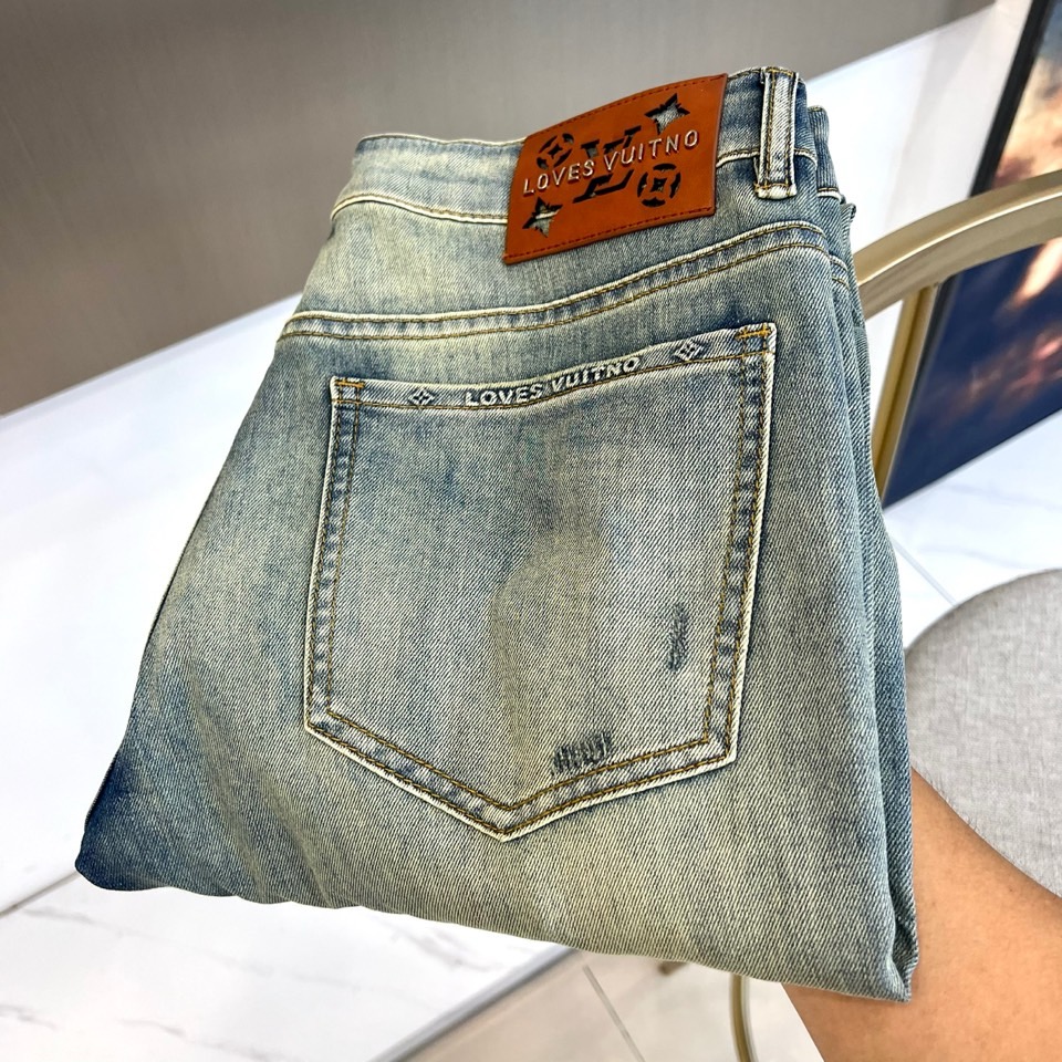NO:866523,1v Vuitton, 2026 spring and summer new jeans, use retro washing technology to reshape classics, creating a distressed texture that has accumulated over time. The trousers are three-dimensionally tailored to fit the body shape, and the classic leather patch on the back waist is paired with three-dimensional letters on the double back pockets to highlight the brand style in a low-key manner. Micro-elastic fabric gives a comfortable wearing experience, spring  In summer, these jeans, with their unique nostalgic flavor and fashionable silhouette, have become a must-have item in your wardrobe, allowing you to exude a casual and uninhibited charm on the urban streets and interpret the trendy attitude of this season. 29-38, no 37 (please quote your waist size when placing an order),,jeans,198609091v威登、2026春夏新品牛仔裤,以复古水洗工艺重塑经典,营造岁月沉淀的做旧质感.裤身立体剪裁贴合身形,后腰经典皮牌搭配双后袋立体字母,低调彰显品牌格调.微弹面料赋予舒适穿着体验,春夏时节,这条牛仔裤以其独特的怀旧气息与时尚廓形,成为衣橱必备单品,让你在都市街头散发随性不羁的魅力,诠释属于这个季节的潮流态度.29-38,无37（下单请报腰围尺码）,,jeans,,Men's clothing