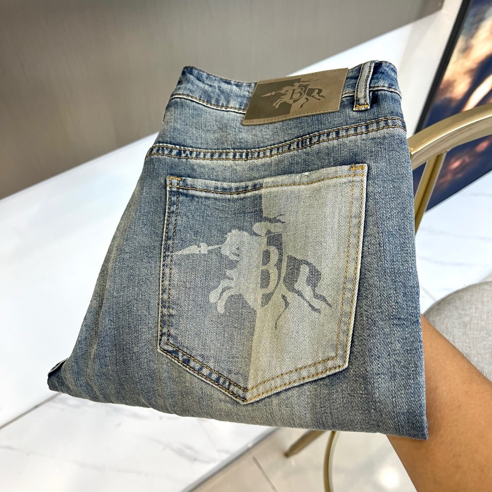 NO:866563,Burberry, 2026 spring and summer new jeans, are based on classic washes, blending retro distressed craftsmanship and modern slim tailoring to create a casual yet refined urban casual style. The custom-made metallic leather tag on the back waist highlights the brand recognition, and the right back pocket is cleverly integrated into the war horse totem print, which perfectly collides the spirit of chivalry with street aesthetics, giving the item a unique cultural symbol. The three-dimensional whiskers and washed fading effect show natural traces of time, and the stretch denim fabric has both a crisp fit and a  Comfortable wearing experience. Easily manage commuting and weekend leisure scenes, showing the free and easy life attitude of contemporary men. The nine-point slightly tapered trousers modify the leg line, and the smooth silhouette from the waist to the ankle is suitable for all kinds of shoes, allowing spring and summer wear to retain the rough texture of retro denim without losing the sense of fashion. It is a must-have and versatile artifact for the wardrobe. 29-38, no 37 (please quote waist size when placing an order),, burberry, burberry, jeans,19860909Bur巴宝莉、2026春夏新品牛仔裤,以经典水洗为基调,融合复古做旧工艺与现代修身剪裁,打造随性不失精致的都市休闲风格.后腰定制金属质感皮牌彰显品牌辨识度,右后袋巧妙融入战马图腾印花,将骑士精神与街头美学完美碰撞,赋予单品独特文化符号.立体猫须与水洗褪色效果呈现自然岁月痕迹,弹力丹宁面料兼顾挺括版型与舒适穿着体验.轻松驾驭通勤与周末休闲场景,展现当代男士自由洒脱的生活态度.九分微锥裤型修饰腿部线条,从腰头到脚踝的流畅轮廓适配各类鞋履,让春夏穿搭既保有复古丹宁的粗犷质感,又不失时尚潮流感,是衣橱必备的百搭神器.29-38,无37（下单请报腰围尺码）,,burberry,burberry,jeans,,Men's clothing