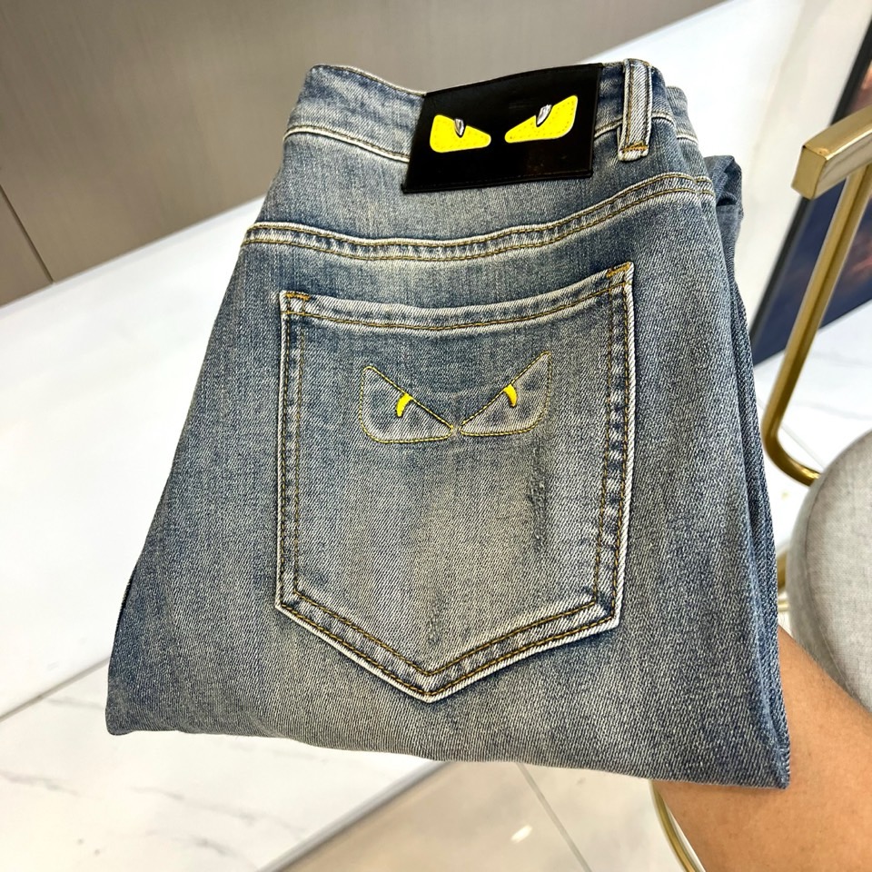 NO:866470,Fend Fendi, 2026 new spring and summer jeans, are mainly based on retro washes. The intertwined dark and light white textures simulate the natural traces of wearing, with partial whiskers and subtle distressed details, showing a casual and uninhibited retro texture. The classic five-pocket design is combined with three-dimensional tailoring, the version is slim but not tight, and the lines are smooth and neat, perfectly modifying the outline of the legs, showing a straight figure. The waistband is embellished with individual details, and the hardware is made of high-quality materials, highlighting exquisite craftsmanship. Fabric  Made of soft and breathable cotton stretch denim, it is comfortable against the skin and has excellent elasticity. It is burden-free to wear in spring and summer and can be used freely in daily activities. The overall style combines street casualness and mature charm. This pair of jeans interprets contemporary men's aesthetics with ingenious craftsmanship and cutting-edge design. It is an indispensable quality choice for the spring and summer wardrobe, allowing you to show your fashion attitude while being comfortable. 29-38, no 37 (please quote waist size when placing an order),, fendi, fendi, jeans,19860909Fend芬迪、2026春夏新品牛仔裤,以复古水洗为主调,深浅交织的磨白纹理模拟出自然穿着痕迹,搭配局部猫须与细微做旧细节,呈现出随性不羁的复古质感.经典五袋设计结合立体剪裁,版型修身而不紧绷,线条流畅利落,完美修饰腿部轮廓,展现挺拔身姿.腰头点缀个性细节,五金件选用高品质材质,彰显精致工艺.面料选用柔软透气的棉弹牛仔布,亲肤舒适且具备优良弹性,春夏穿着无负担,日常活动自如.整体风格融合街头休闲与轻熟魅力,这条牛仔裤以匠心工艺与前沿设计,诠释当代男装美学,是春夏衣橱不可或缺的品质之选,让你在舒适中尽显时尚态度.29-38,无37（下单请报腰围尺码）,,fendi,fendi,jeans,,Men's clothing