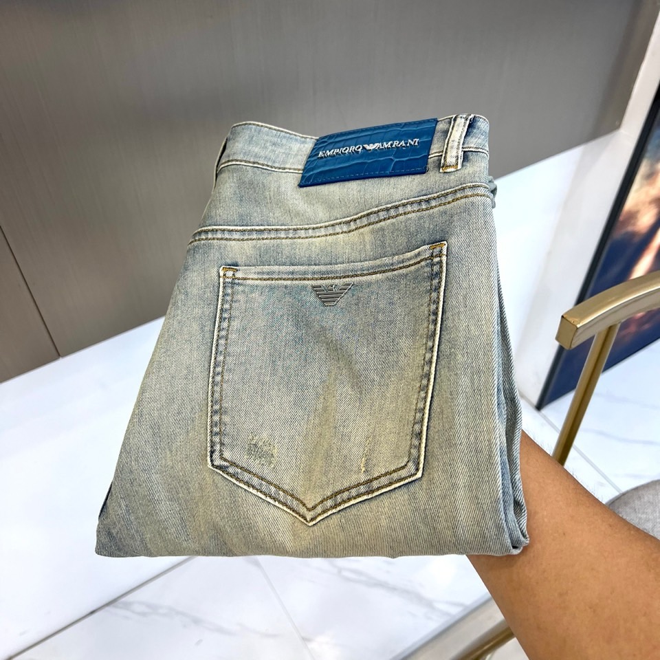 NO:866481,Armani, the new 2026 spring and summer jeans, are mainly in retro washed colors, with classic leather metal logos on the back waist, and iconic eagle metal badges on the back pockets. The details highlight the Italian luxury gene. The slim straight version fits the leg lines without restraint, retaining the neat silhouette and taking into account the comfortable wearing experience, and easily modifies the leg shape to show elegant proportions. The style combines high-end leisure and urban fashion, and the washing process creates a natural old texture, with a casual and lazy atmosphere. From Tong  Seamlessly switch from work to weekend leisure, highlighting the low-key taste of mature men. Selected soft stretch denim fabric, breathable, skin-friendly and full of rebound, still maintains a crisp fit after long-term wear. This pair of jeans interprets modern men's aesthetics with exquisite tailoring and high-quality fabrics. It is an indispensable classic choice for the 2026 spring and summer wardrobe, making every outfit exude a confident and calm charm. 29-38, no 37 (please quote waist size when placing an order),,armani,jeans,19860909ARM阿玛尼、2026春夏新品牛仔裤,以复古水洗为主色调,后腰经典皮牌金属标识,后袋点缀标志性鹰标金属徽章,细节彰显意式奢华基因.修身直筒版型贴合腿部线条却无束缚感,既保留利落轮廓又兼顾舒适穿着体验,轻松修饰腿型展现优雅比例.风格上融合高端休闲与都市时尚,水洗工艺营造自然做旧质感,自带随性慵懒氛围.从通勤场合到周末休闲无缝切换,彰显成熟男士低调品味.精选柔软弹力丹宁面料,透气亲肤且富有回弹,长时间穿着依然保持挺括版型.这款牛仔裤以精湛剪裁和优质面料诠释现代男装美学,是2026春夏衣橱不可或缺的经典之选,让每一次穿搭都散发自信从容的魅力.29-38,无37（下单请报腰围尺码）,,armani,jeans,,Men's clothing