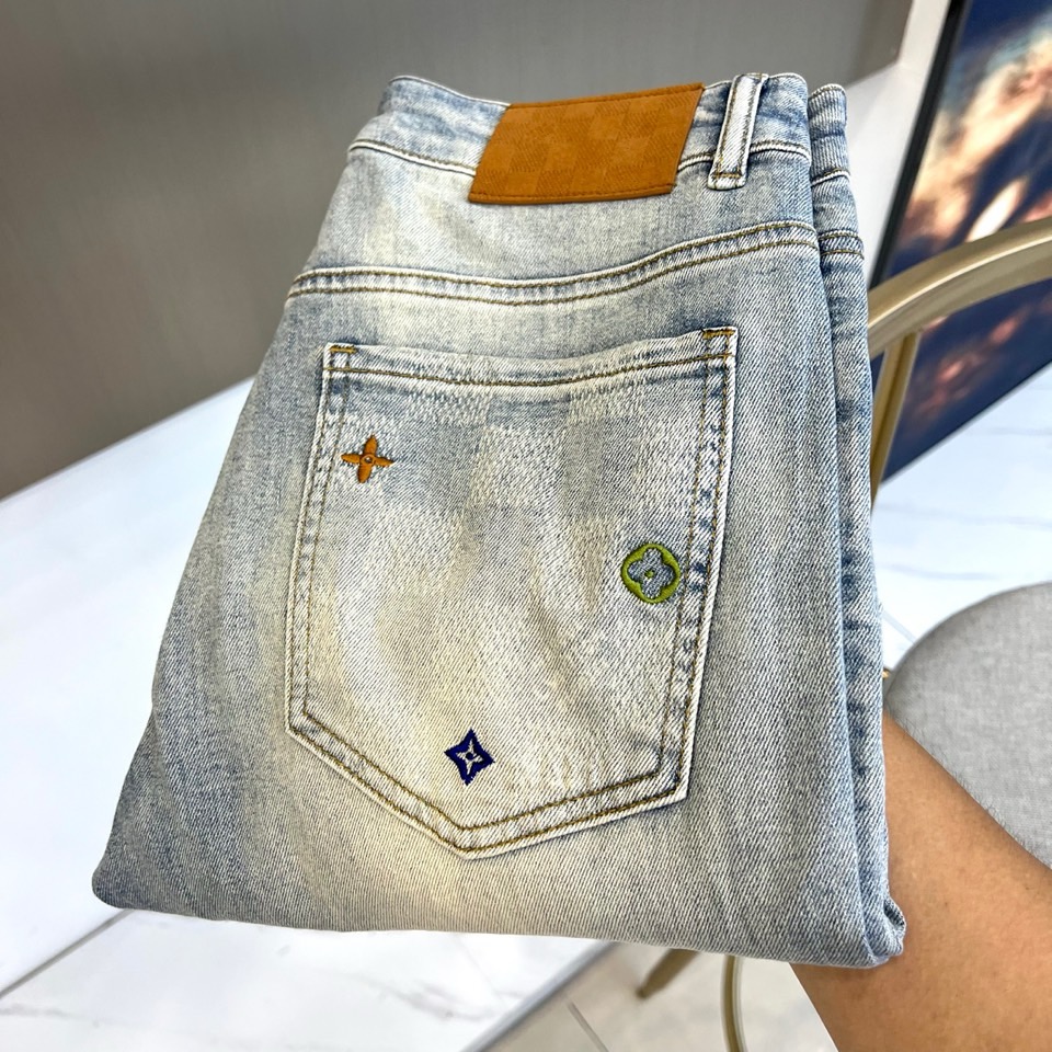 NO:866492,1v Vuitton, the new 2026 spring and summer jeans, reconstructs contemporary urban aesthetics with classic denim. The leather tag on the back waist highlights the quality in a low-key manner, and the double back pockets are embellished with exquisite embroidery details, injecting ingenuity into simplicity. The washing process presents a natural distressed effect, blending retro and modern, easily creating a casual and uninhibited street style. The slim cut fits the leg lines, with both comfort and neatness, and the fabric is made of highly elastic and breathable materials.  Quality, light and comfortable to wear in spring and summer, say goodbye to the sultry constraints. From daily commuting to weekend outings, these jeans can perfectly integrate into your style, showing the charm of a confident and calm man. The ingenious craftsmanship in the details and the exquisite overall shape make it an indispensable and versatile item in the wardrobe, leading the 2026 spring and summer fashion. 29-38, no 37 (please quote waist size when placing an order),,jeans,198609091v威登、2026春夏新品牛仔裤,以经典丹宁重构当代都市美学.后腰皮牌低调彰显品质,双后袋点缀精致刺绣细节,于简约中注入匠心巧思.水洗工艺呈现自然做旧效果,复古与现代交融,轻松打造随性不羁的街头格调.修身剪裁贴合腿部线条,兼具舒适度与利落感,面料选用高弹透气材质,春夏穿着轻盈自在,告别闷热束缚.从通勤日常到周末出游,这款牛仔裤都能完美融入你的造型,展现自信从容的型男魅力.细节处的匠心工艺与整体版型的考究,使其成为衣橱中不可或缺的百搭单品,引领2026春夏潮流风尚.29-38,无37（下单请报腰围尺码）,,jeans,,Men's clothing