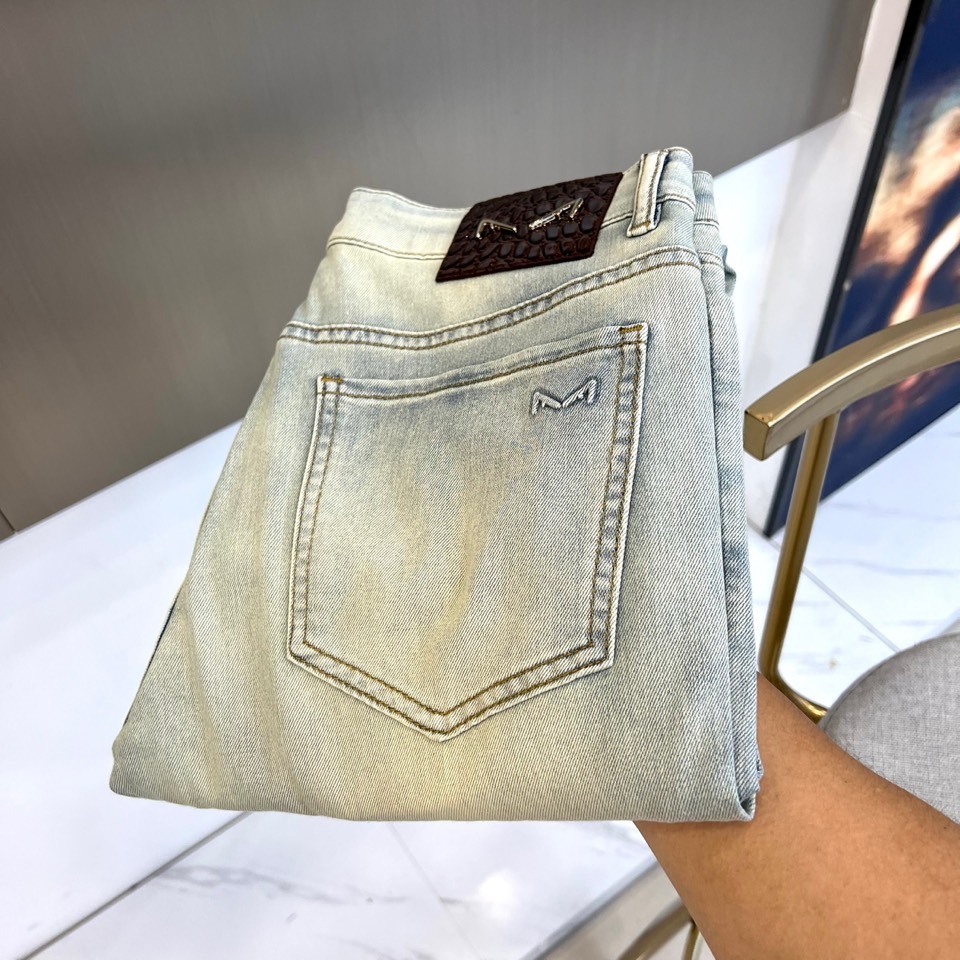 NO:842267,Fend Fendi, 2026 new spring and summer jeans, are mainly fresh-washed, using retro distressing techniques to present a natural fading effect. They are visually light and breathable, and perfectly meet the needs of spring and summer wear. The straight-leg silhouette is neatly cut, flatters the leg shape and is tolerant. It can be easily controlled from daily commuting to weekend leisure, showing a casual and uninhibited sense of relaxation. The back waist is embellished with a crocodile pattern leather plate, which has a high-end texture. The exquisite three-dimensional small logo on the right back pocket highlights the brand details.  It is elegant, low-key and reveals light luxury taste. High-quality denim fabric is soft and skin-friendly, with both comfort and stiffness. The washing process gives each pair of pants a unique texture change, giving the classic item a new life. These jeans can become a versatile tool in the wardrobe, helping you easily control various occasions and interpret the fashion attitude of the spring and summer of 2026. 29-38, no 37 (please quote waist size when placing an order),, fendi, fendi, jeans,19860909Fend芬迪、2026春夏新品牛仔裤,以清爽水洗为主调,采用复古做旧工艺呈现自然褪色效果,视觉上轻盈透气,完美契合春夏穿搭需求.直筒版型剪裁利落,修饰腿型且包容性强,从日常通勤到周末休闲皆能轻松驾驭,展现出随性不羁的松弛感.后腰处点缀鳄鱼纹皮牌,质感高级,右后袋精致立体的小logo彰显品牌细节,低调中透出轻奢品味.优质丹宁面料柔软亲肤,兼具舒适度与挺括感,水洗工艺赋予每一条裤子独一无二的纹理变化,让经典单品焕发新生.这款牛仔裤都能成为衣橱里的百搭利器,助你轻松驾驭各种场合,演绎2026春夏的时尚态度.29-38,无37（下单请报腰围尺码）,,fendi,fendi,jeans,,Men's clothing