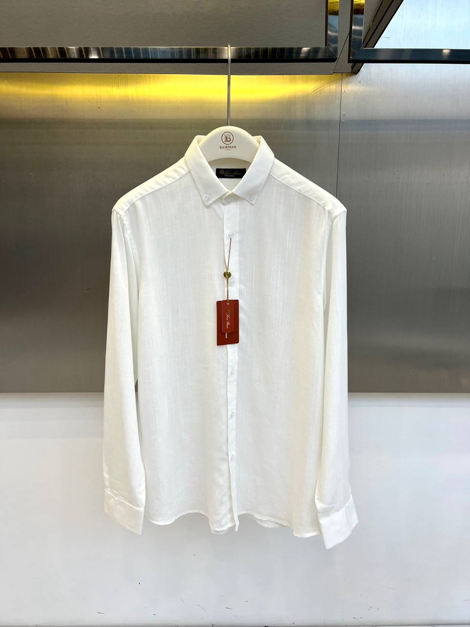 NO:842273,Loro  Piana's elegant and elegant 2026 spring and summer new shirts use minimalist aesthetics to interpret the wardrobe essentials of contemporary gentlemen. The classic lapels and slim tailoring outline neat lines, retaining the dignity of business attire while incorporating a casual and relaxed holiday atmosphere.  The material is made of light and breathable natural fiber, and the subtle texture shows a high-end texture under the light and shadow. Say goodbye to dullness and heavyness, making spring and summer wear more refreshing and comfortable. The pure color is pure and versatile, whether it is worn alone to show simple charm, or layered to create a layered look.  It can easily handle various occasions such as commuting, dating, and weekend trips. The exquisite wiring in the details shows the ingenuity, and the slightly flared design of the cuffs adds a sense of agility. The overall style is between formal and casual, which perfectly fits the dual pursuit of quality and comfort of modern urban men.  .This shirt is not only a fashionable choice for seasonal changes, but also a timeless classic item in the wardrobe, allowing you to exude calm and confident charm in every occasion. 48-56 (model 173, 143 pounds, upper body size 50),, loro  piana,shirts,19860909Loro Piana诺悠翩雅、2026春夏新品衬衫,以极简美学诠释当代绅士衣橱必备,经典翻领配合修身剪裁勾勒利落线条,既保留商务着装的端庄感又融入休闲松弛的度假气息.面料选用轻薄透气的天然纤维,隐约肌理感在光影下呈现高级质感,告别沉闷厚重,让春夏穿着更加清爽舒适.纯色调纯净百搭,无论是单穿展现简约魅力,还是叠穿打造层次造型,都能轻松驾驭通勤、约会、周末出行等多元场合.细节处精致走线彰显匠心,袖口微喇设计增添灵动感,整体风格介于正式与随性之间,完美契合现代都市男性对品质与舒适的双重追求.这件衬衫不仅是季节更迭的时尚选择,更是衣橱里永不过时的经典单品,让你在每一个场合都散发从容自信的魅力.48-56（模特173,143斤上身50码）,,loro piana,shirts,,Men's clothing