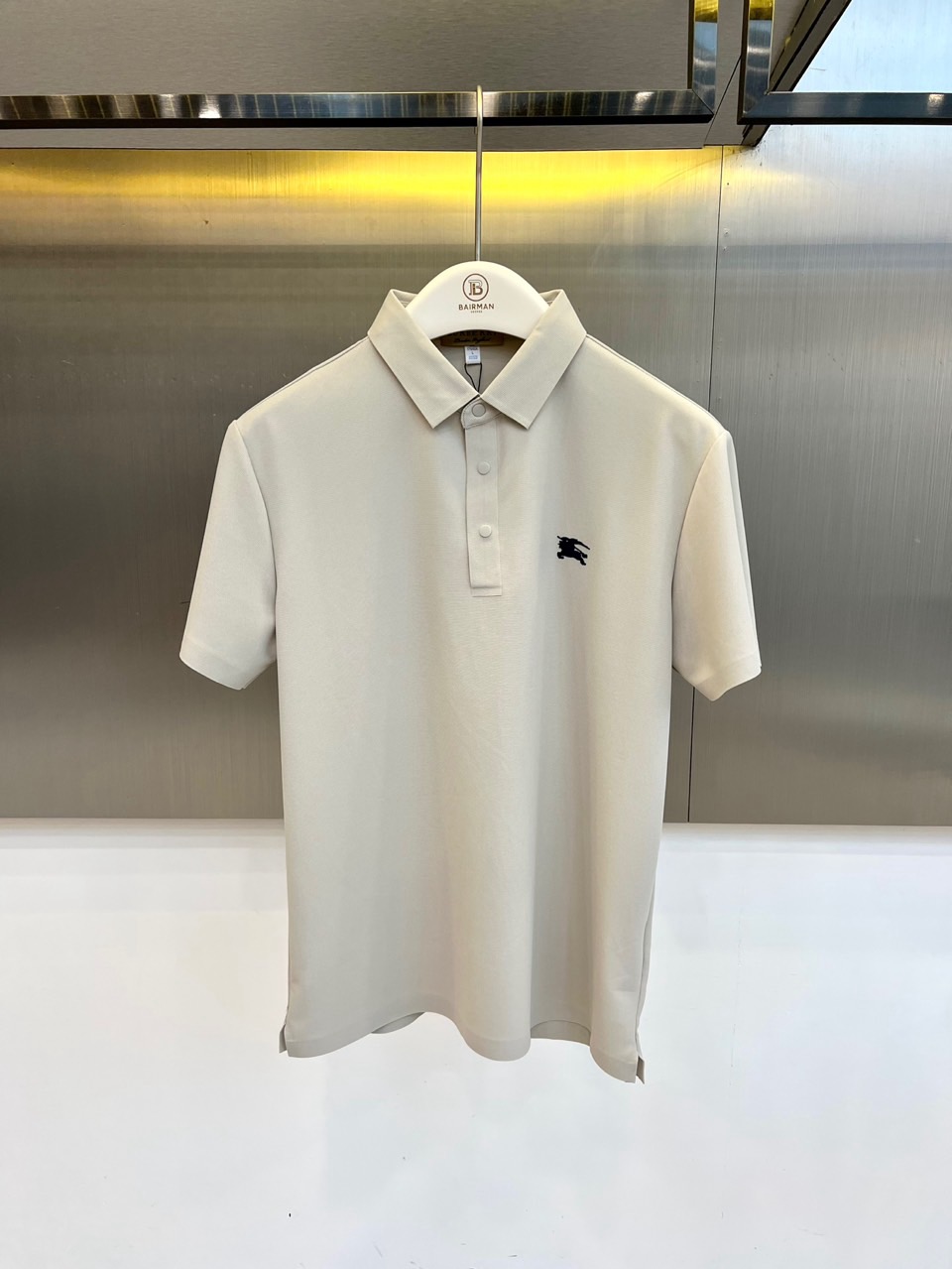 NO:842285,Burberry, the new men's short-sleeved polo shirt for spring and summer 2026, uses low-saturation tones to interpret urban light luxury aesthetics, breaking the boring impression of traditional men's clothing, giving the wearer a warm yet powerful temperament. The classic lapel is paired with a three-button placket, and the simplicity is exquisite.  The cut, neat short-sleeved lines fit in with modern aesthetics. The iconic war horse logo dances on the left chest, emphasizing the overall shape with a smart attitude, highlighting brand recognition and sports gentleman style. The fabric is scientifically matched with 71 nylon and 29 spandex, which has four-sided stretch and quick-drying breathability.  Fitted but not restrictive, it can easily cope with multiple scenarios such as commuting, leisure, and light sports. The Class B safety level ensures comfort and peace of mind in direct contact with the skin, and the qualified-grade craftsmanship details can withstand scrutiny. From business negotiations to weekend outings, this polo features high-end color matching and  Functional fabrics redefine the essential items in men's wardrobe in spring and summer, making every appearance calm, stylish and comfortable. M-4XL (model weighs 173,143 pounds, upper body size L),, burberry, burberry, T-shirt,19860909Bur巴宝莉、2026春夏新品男士短袖polo衫,以低饱和度色调演绎都市轻奢美学,打破传统男装沉闷印象,赋予穿着者温润而不失力量的气质.经典翻领搭配三扣门襟,简约中见精致剪裁,利落短袖线条契合现代审美.左胸跃动标志性战马徽标,以灵动姿态点睛整体造型,彰显品牌辨识度与运动绅士格调.面料甄选71锦纶与29氨纶科学配比,兼具四面弹力与速干透气特性,贴合身形却无束缚感,轻松应对通勤、休闲、轻运动等多重场景.B类安全级别确保直接接触肌肤的舒适安心,合格品级工艺细节经得起推敲.从商务洽谈到周末出游,这件polo以高级感配色与功能性面料,重新定义春夏男士衣橱必备单品,让每一次登场都从容有型,自在随心.M-4XL（模特173,143斤上身L码）,,burberry,burberry,T-shirt,,Men's clothing