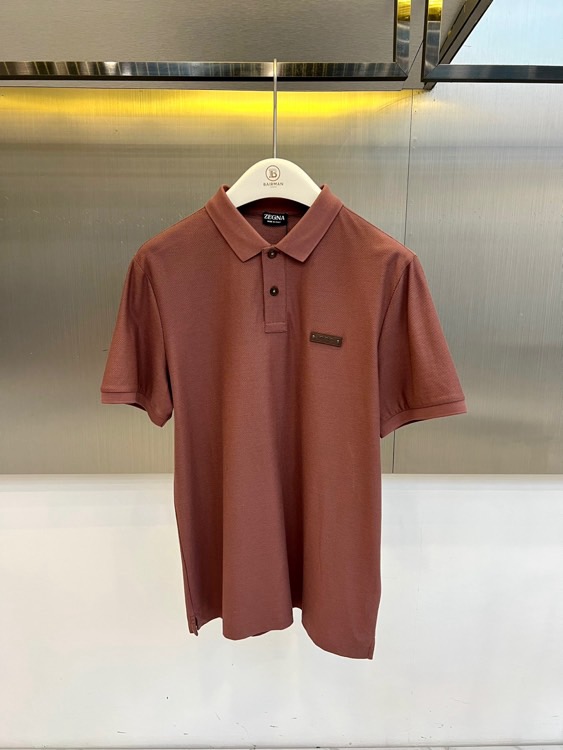 NO:842231,Zegna, the new men's short-sleeved Polo shirt for spring and summer 2026, uses high-end matte tones to interpret Italian elegance. It has a classic lapel with two concealed button plackets and a delicate metal nameplate on the left chest. It is simple and shows low-key luxury. It is made of 65% combed cotton blended with 10% mulberry silk and 25% regenerated cellulose fiber. It has a perfect balance of silky skin-friendly and stiff texture. It is breathable and moisture-absorbing and suitable for spring and summer wear. The slightly slim fit is matched with thin  The greasy beaded weave outlines the sharp shoulder line while retaining comfortable space. It can be easily controlled whether it is business or leisure travel or weekend travel. The details are exquisite and the color is full and lasting. It integrates functionality and fashion sense to create a must-have texture item for the urban elite wardrobe, interpreting low-key and high-end modern men's aesthetics. 48-56 (model is 173, 143 pounds, upper body size 50),,zegna,T-shirt,19860909Zegna杰尼亚、2026春夏新品男士短袖Polo衫,以高级哑光色调演绎意式优雅格调,经典翻领搭配两颗暗扣门襟,左胸精致金属铭牌点缀,简约中彰显低调奢华.采用65精梳棉混纺10桑蚕丝与25再生纤维素纤维,丝滑亲肤与挺括质感完美平衡,透气吸湿适配春夏穿着.微修身版型配合细腻珠地织法,勾勒利落肩线同时保留舒适空间,无论是商务休闲或周末出行皆能轻松驾驭.细节走线考究,色泽饱满持久,将功能性与时尚感融于一体,打造都市精英衣橱必备的质感单品,诠释低调而高级的现代男装美学.48-56（模特173,143斤上身50码）,,zegna,T-shirt,,Men's clothing