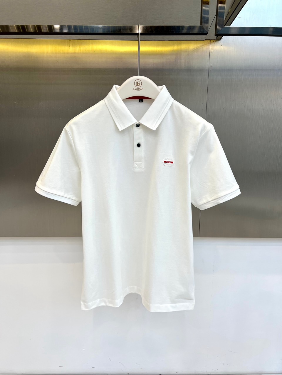 NO:842237,Prad, the new men's short-sleeved polo shirt for spring and summer 2026, uses solid color as the base to interpret a simple but not simple dressing aesthetic. The classic lapel design is equipped with two buttons, showing a calm style in the details, and the left chest is decorated with a delicate small logo.  Adding fashionable recognition to the whole. Selected high-quality cotton fabrics are soft and breathable, skin-friendly and comfortable. It can perfectly cope with the temperature changes in spring and summer. It can be easily controlled whether it is business commuting or casual dating. The silhouette is tailored and slim, with smooth and neat lines.  , it can be worn alone to show a refreshing and capable temperament, or it can be worn as a layered jacket for a full sense of layering. From the workplace to the weekend, from the city to the outdoors, this polo shirt is versatile and suitable for various occasions, making you confident and calm in the spring and summer of 2026. Simple  Behind the design is the insistence on quality, making every moment of wearing it a pleasure, and easily creating your own elite casual style. 48-56 (model weighs 173,143 pounds, upper body size 50),, prada, prada, jackets  & coats,T-shirt,19860909Prad普拉达、2026春夏新品男士短袖polo衫,以纯色为基底,诠释简约而不简单的穿搭美学.经典翻领设计搭配两颗纽扣,在细节处彰显沉稳格调,左胸处精致小标点缀,为整体增添时尚辨识度.精选优质棉质面料,触感柔软透气,亲肤舒适,完美应对春夏季节的温度变化,无论是商务通勤还是休闲约会都能轻松驾驭.版型剪裁合体修身,线条流畅利落,既能单穿展现清爽干练气质,也可作为内搭叠穿外套,层次感十足.从职场到周末,从都市到户外,这件polo衫以百搭适配各种场合,让你在2026春夏焕发自信从容魅力.简约设计背后是对品质的坚持,让每一刻穿着都成为享受,轻松打造属于你的精英休闲风.48-56（模特173,143斤上身50码）,,prada,prada,jackets & coats,T-shirt,,Men's clothing
