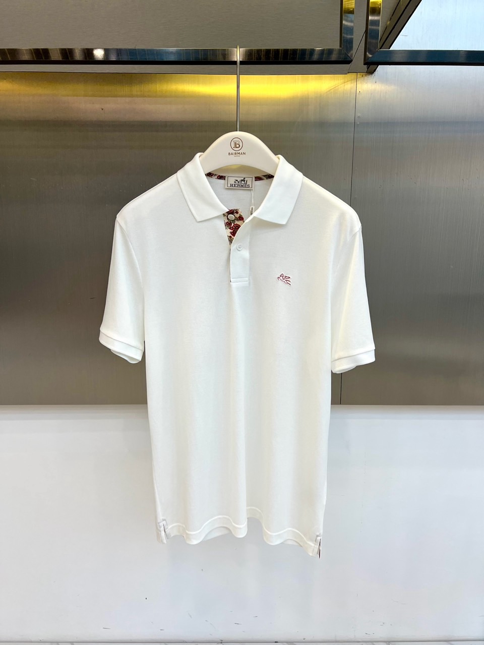 NO:842243,H Hermès, 2026 spring and summer new short-sleeved polo shirt, uses solid colors to interpret low-key luxury. The classic lapel design incorporates the brand's iconic embroidered logo, and simple lines outline an elegant silhouette, highlighting the mature taste of urban elites. Made of Pima cotton fabric, it is soft and delicate to the touch, has excellent breathability and sweat absorption performance, bringing a cool and comfortable wearing experience in the hot summer. The neckline is lined with exquisite printed details, and is paired with warm mother-of-pearl buttons to show craftsmanship in every detail.  Art and high-end texture. Whether it is business casual occasions or weekend luxury wear, this short-sleeved Polo can be perfectly adapted to easily create a decent and stylish spring and summer look with perfect texture. Simple but not simple, classic and never outdated, it is an indispensable and versatile item in the wardrobe, making every appearance calm and confident, showing a gentleman's style. 48-56 (model is 173, 143 pounds, upper body size 50), hermes, T-shirt,19860909H爱马仕、2026春夏新品短袖Polo衫,以纯色演绎低调奢华.经典翻领设计融入品牌标志性刺绣徽标,简约线条勾勒优雅轮廓,彰显都市精英的成熟品味.采用皮马棉面料,触感柔软细腻,透气吸汗性能卓越,为炎炎夏日带来清凉舒适的穿着体验.领口内衬精致印花细节,搭配温润珍珠母贝纽扣,于细微处展现匠心工艺与高级质感.无论是商务休闲场合还是周末轻奢穿搭,这件短袖Polo都能完美适配,轻松打造得体有型、质感满分的春夏造型.简约不简单,经典永不过时,是衣橱中不可或缺的百搭单品,让每一次出场都从容自信,尽显绅士格调.48-56（模特173,143斤上身50码）,,hermes,T-shirt,,Men's clothing