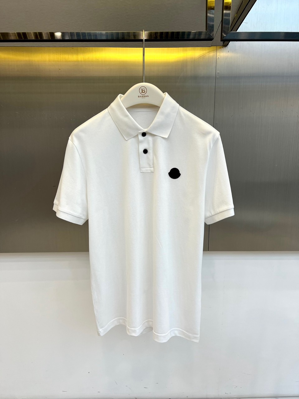 NO:842249,Mon, the 2026 spring and summer new short-sleeved Polo shirt, uses low-saturated tones to interpret a sense of luxury. The color is between elegance and vitality, and can easily light up the spring and summer wardrobe. The classic lapel with double-button design is simple and neat, modifying the neck line, showing gentleman's taste. The round three-dimensional badge on the left chest is embellished, highlighting the brand recognition in a low-key manner, adding exquisite details to the overall look. Made of high-quality cotton fabric, soft and skin-friendly, breathable and sweat-absorbent, ensuring wearing comfort while maintaining a good fit and crisp. Slightly loose  The tailoring accommodates various body shapes, and the natural curvature design of the hem is both casual and decent. From urban commuting to holiday travel, this Polo shirt interprets the calm charm of modern men with a low-key and luxurious attitude. The attention to detail and the exquisite fabrics make every  Every time you wear it, it becomes an expression of confidence. In the spring and summer of 2026, start your fashion journey and find the perfect balance between comfort and style. 48-56 (model weighs 173, 143 pounds, upper body size 50), Moncler, T-shirt,19860909Mon蒙口、2026春夏新品短袖Polo衫,以低饱和色调演绎高级感,介于优雅与活力之间的色彩,轻松点亮春夏衣橱.经典翻领配合双扣设计,简约利落,修饰颈部线条,展现绅士品味.左胸圆形立体徽章点缀,低调中彰显品牌辨识度,为整体造型增添精致细节.选用优质棉质面料,触感柔软亲肤,透气吸汗,确保穿着舒适度的同时保持良好的版型挺括.微宽松剪裁包容各种身形,下摆自然弧度设计,兼顾休闲与得体.从都市通勤到假日出行,这件Polo衫以低调奢华的姿态,诠释现代男性的从容魅力.细节处的用心,面料上的考究,让每一次穿着都成为自信的表达.2026春夏,开启你的时尚征程,在舒适与格调之间找到完美平衡.48-56（模特173,143斤上身50码）,,Moncler,T-shirt,,Men's clothing