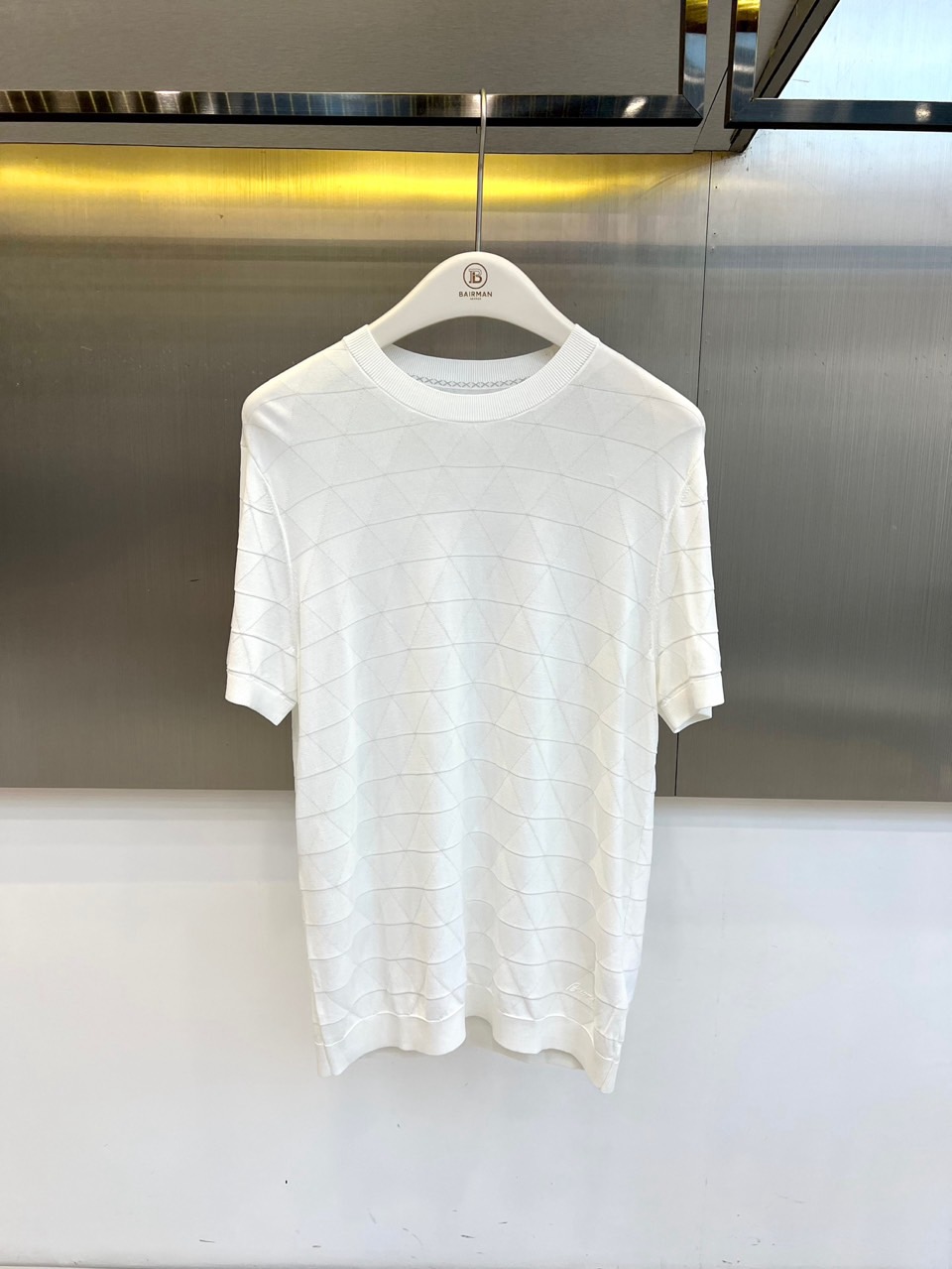 NO:842254,BERLUTI  Bruti, the new 2026 spring and summer men's round neck short-sleeved T-shirt, interprets modern urban aesthetics with a neat and simple silhouette. The geometric line texture of the whole body is intertwined into low-key diamond dark patterns, injecting exquisite layering into minimalism, breaking the monotony of solid colors without losing the versatility.  .The fabric is selected from a luxurious blend of Tencel 54.7, silk 23.5, nylon 16.3 and Lycra 5.5. The natural silky touch is matched with Tencel's breathability and skin-friendly, supplemented by Lycra elastic fiber to bring an unrestricted and comfortable experience. Wearing it next to the body is like a second skin.  Smooth, with both high-end texture and daily practicality. The three-dimensional letters on the body are low-key to highlight the brand genes, and the details are authentic. Whether it is business casual or weekend social occasions, this knitted T-shirt with both elegance and casualness can be easily controlled, creating a 2026 spring  The core item of summer's high-end wardrobe. It is recommended to hand wash at a temperature below 30 degrees and lay flat to dry to protect the silky texture. M-4XL (model weighs 173,143 pounds, upper body size L), T-shirt, tees, t-shirt, real  silk,19860909BERLUTI 布鲁提、2026春夏新品男士圆领短袖T恤,以利落简约的廓形诠释现代都市美学.通体几何线条肌理交织成低调的菱格暗纹,于极简中注入精致层次感,打破纯色单调却不失百搭属性.面料甄选天丝54.7、真丝23.5、尼龙16.3及莱卡5.5的奢华混纺,天然丝滑触感搭配天丝的透气亲肤,辅以莱卡弹力纤维带来无拘束的舒适体验,贴身穿着如第二层肌肤般柔滑,兼具高级质感与日常实穿性.衣身立体字母低调彰显品牌基因,细节处见真章.无论是商务休闲还是周末轻社交场合,这件兼具优雅与随性的针织T恤都能轻松驾驭,打造2026春夏高级感衣橱的核心单品.建议30度以下水温手洗平铺晾干,呵护丝滑质感.M-4XL（模特173,143斤上身L码）,,T-shirt,tees，t-shirt,real silk,,Men's clothing