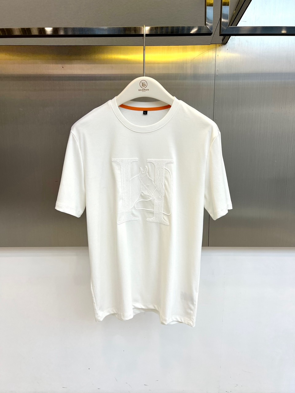 NO:842266,H Hermès, 2026 spring and summer new short-sleeved T-shirts are now available!  With a minimalist and high-end feel as the core design language, we select high-quality fabrics that are skin-friendly and breathable. They are soft and smooth to the touch, making it refreshing and burden-free to wear in summer, taking into account both comfort and texture. The three-dimensional embroidered 'H' letter on the front is paired with a horse pattern, with exquisite craftsmanship and delicate lines, while retaining classic elements.  It is highly recognizable, and adds an artistic atmosphere through the relief-like three-dimensional effect, making the simple version instantly burst out with a sense of luxurious details. The classic round neck fits the neck curve, and the shoulder line is modified to show a neat figure. The short-sleeved cut is neat and generous, and can be easily worn alone or layered for daily use. Whether it is  It can be perfectly adapted to light business occasions such as commuting in the city, or cool casual weekend outings, giving you a casual yet stylish spring and summer look. From fabrics to craftsmanship, from design to practical wearability, everything reflects the brand's dual pursuit of quality and fashion, making it a must-have in your wardrobe.  The indispensable and versatile style choice allows you to interpret high-end style with simplicity in the 2026 spring and summer season. M-4XL (model weighs 173,143 pounds, upper body size L), hermes, T-shirt, tees, t-shirt,19860909H爱马仕、2026春夏新品短袖T恤重磅登场！以极简高级感为核心设计语言,甄选亲肤透气的优质面料,触感柔软顺滑,夏日穿着清爽无负担,兼顾舒适与质感.正面立体刺绣的“H”字母搭配马匹图案,工艺精湛,线条细腻,既保留了经典元素的辨识度,又通过浮雕般的立体效果增添艺术氛围,让简约版型瞬间迸发奢华细节感.经典圆领贴合颈部曲线,修饰肩线更显利落身形,短袖剪裁利落大方,日常单穿或内搭叠穿都能轻松驾驭.无论是都市通勤的轻商务场合,还是周末休闲的潮酷出街,它都能完美适配,为你塑造随性又不失格调的春夏造型.从面料到工艺,从设计到实穿性,每一处都彰显着品牌对品质与时尚的双重追求,是衣橱里不可或缺的百搭型格之选,让你在2026春夏的季节浪潮中,以简约之姿演绎高级风范.M-4XL（模特173,143斤上身L码）,,hermes,T-shirt,tees，t-shirt,,Men's clothing