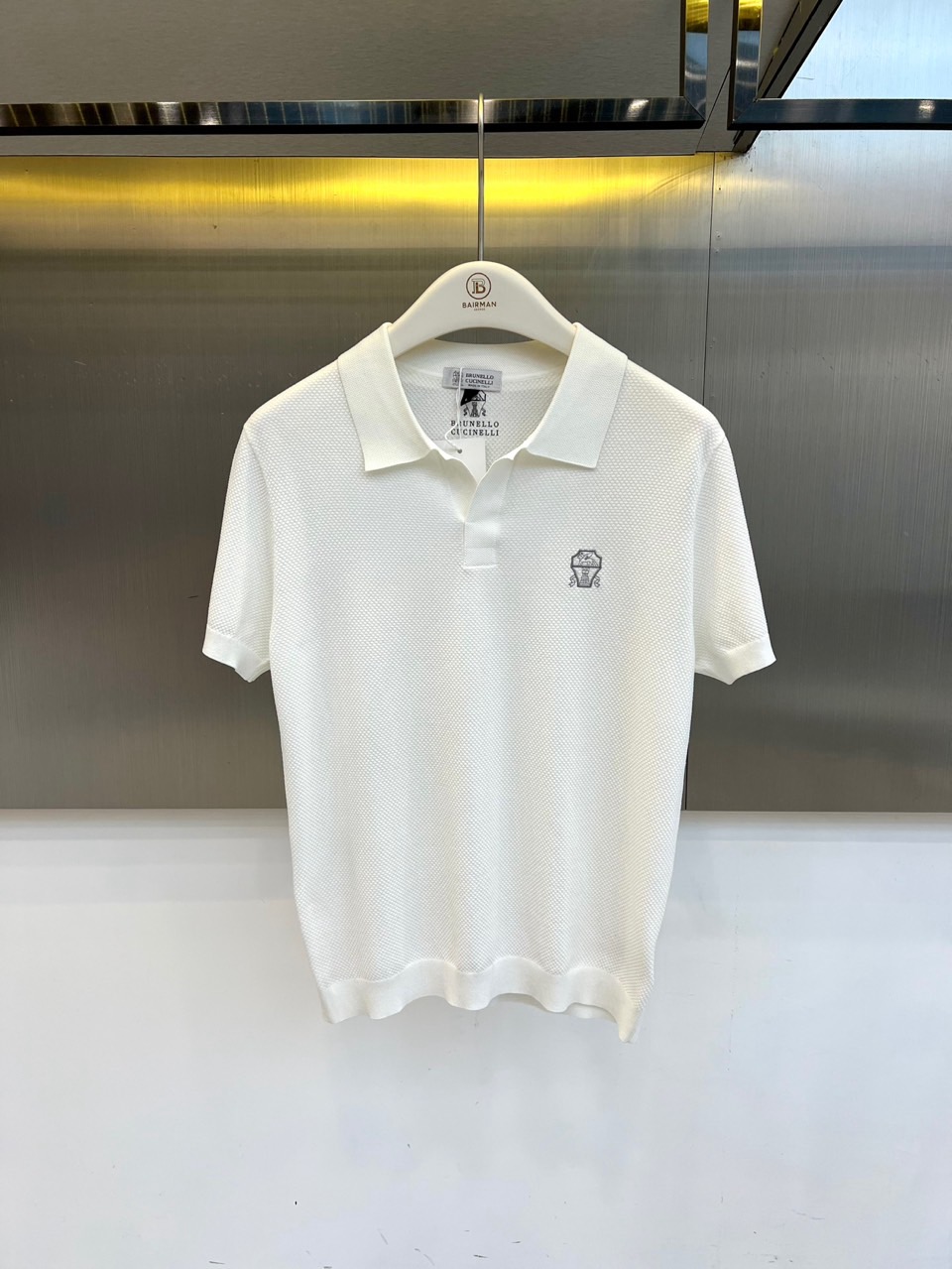 NO:842272,Brunello  Cucinelli-BC, 2026 spring and summer men's Polo shirt, with a classic lapel and two-button placket design, presents a simple and refined modern style. The left chest is embellished with a brand logo badge to highlight the texture of the details. The fabric is selected from a blend of 95 cotton and 5 spandex, woven with a fine texture, which is soft and skin-friendly, has good breathability and  Moderate elasticity ensures all-day comfort. Its tailoring is neat, and its style combines casualness and sophistication, making it easy to adapt to various occasions from daily travel to business and leisure. The item is easy to care for and supports gentle machine washing, making it an ideal choice for creating a calm and decent image. M-4XL (please state your height and weight when placing an order), brunello  cucinelli,19860909Brunello Cucinelli-BC、2026春夏男士Polo衫,以经典翻领与两粒扣门襟设计,呈现简约精致的现代风格.左胸点缀品牌标识徽章,凸显细节质感.面料精选95棉与5氨纶混纺,织造出细腻纹理,兼具柔软亲肤感、良好透气性与适度弹力,确保全天候舒适体验.其剪裁利落,风格兼具休闲感与精致度,轻松适配从日常出行到商务休闲等多种场合.单品易于打理,支持轻柔机洗,是打造从容、得体形象的理想之选.M-4XL（下单请报身高体重）,,brunello cucinelli,,Men's clothing