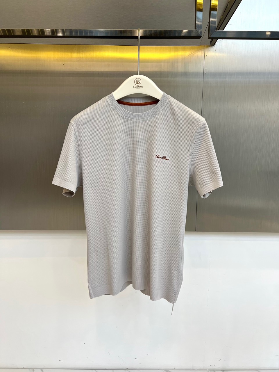 NO:842278,Loro  Piana's new short-sleeved T-shirt for spring and summer 2026 has a simple and elegant design suitable for a variety of spring and summer outfits. It selects 87 cotton + 13 Tencel blended fabrics. The cotton feels skin-friendly and breathable. Tencel gives soft drape and coolness, making it refreshing and comfortable to wear alone in spring.  In summer, layering is light and stress-free, and it is not easy to get sweaty and deformed after long-term wear. The classic round neck fits the neck neatly, the short-sleeved tailoring modifies the arm lines, the waffle texture of the body adds layer of texture, and the exquisite embroidered logo on the left chest is the finishing touch, low-key highlighting the brand style. The wide version  It is loose and not cramped, tolerant of all body shapes, and can be used in daily commuting, leisure travel, and light business occasions - it is smart and neat when paired with trousers, casual and relaxed with jeans, and casual and elegant with shorts. From material to design, from details to practical wear, this T-shirt will be comfortable  Combining texture, classics and trends, it is the finishing touch of both practicality and luxury in the spring and summer wardrobe. It can easily brighten up every outfit and open up a fresh and comfortable seasonal style. M-4XL (model weighs 173,143 pounds, upper body size L),, loro  piana,shorts,jeans,T-shirt,tees,t-shirt,19860909Loro Piana诺悠翩雅、2026春夏新品短袖T恤,以简约优雅的设计适配春夏多元穿搭.甄选87棉+13天丝混纺面料,棉感亲肤透气,天丝赋予柔软垂坠与凉感,春日单穿清爽自在,夏日叠搭轻盈无压,久穿不易闷汗变形.经典圆领利落贴合颈部,短袖剪裁修饰手臂线条,衣身华夫格肌理增添质感层次,左胸精致刺绣logo点睛,低调彰显品牌格调.版型宽松不局促,包容各种身形,日常通勤、休闲出游、轻商务场合皆能驾驭——搭配西裤干练利落,配牛仔裤随性松弛,搭短裤则休闲雅致.从材质到设计,从细节到实穿,这件T恤将舒适与质感、经典与潮流相融,是春夏衣橱里兼具实用性与高级感的点睛单品,轻松点亮每一套穿搭,开启清新自在的季节风格.M-4XL（模特173,143斤上身L码）,,loro piana,shorts,jeans,T-shirt,tees，t-shirt,,Men's clothing