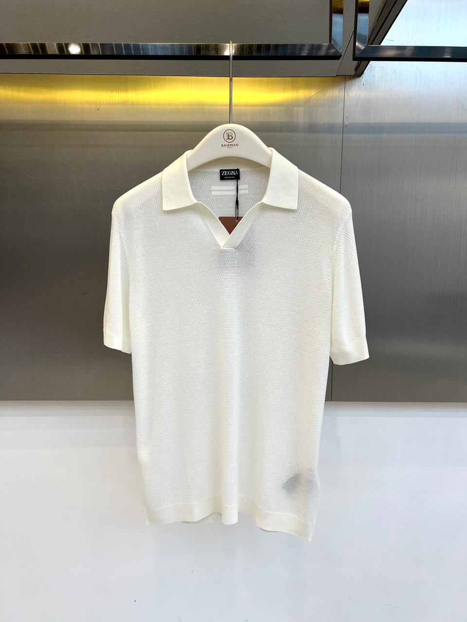 NO:842232,Zegna, the new 2026 spring and summer knitted Polo shirt, reshapes the classic with minimalist aesthetics. The knitted texture is delicate and moist, and the lapels and short sleeves are neatly cut. It has a sense of business and leisure restraint without losing the relaxed and casual holiday atmosphere.  Wai. The fabric is made of a blend of 57 lyocell and 12 linen, supplemented by 10 acetate fiber and 21 polyester fiber. The smooth drape of lyocell complements the natural breathability of linen. The acetic acid component adds a silky luster and feels cool against the skin.  The four-in-one fabric keeps you dry and comfortable in spring and summer. It also has excellent stiffness and is not easily deformed after long-term wear. The simple but not simple design philosophy makes this Polo a universal item in the wardrobe, interpreting the elegant and calm life attitude of modern men. The standard tailoring fits the Asian body shape, and the details highlight the quality. It is a textured choice for spring and summer. 48-56 (model is 173, 143 pounds, upper body size 50),,zegna, T-shirt,19860909Zegna杰尼亚、2026春夏新品针织Polo衫,以极简美学重塑经典.针织肌理细腻温润,翻领短袖剪裁利落,既有商务休闲的克制感,又不失松弛随性的度假氛围.面料采用57莱赛尔、12亚麻混纺,辅以10醋酸纤维与21聚酯纤维,莱赛尔的柔滑垂坠与亚麻的天然透气相得益彰,醋酸成分增添丝绸般光泽,触感亲肤凉爽.四效合一的面料在春夏季节保持干爽体感,同时具备优良挺括度,久穿不易变形.简约而不简单的设计哲学,让这件Polo成为衣橱里的万能单品,诠释现代男士优雅从容的生活态度.标准剪裁贴合亚洲身形,细节之处彰显品质,是春夏换季的质感之选.48-56（模特173,143斤上身50码）,,zegna,T-shirt,,Men's clothing
