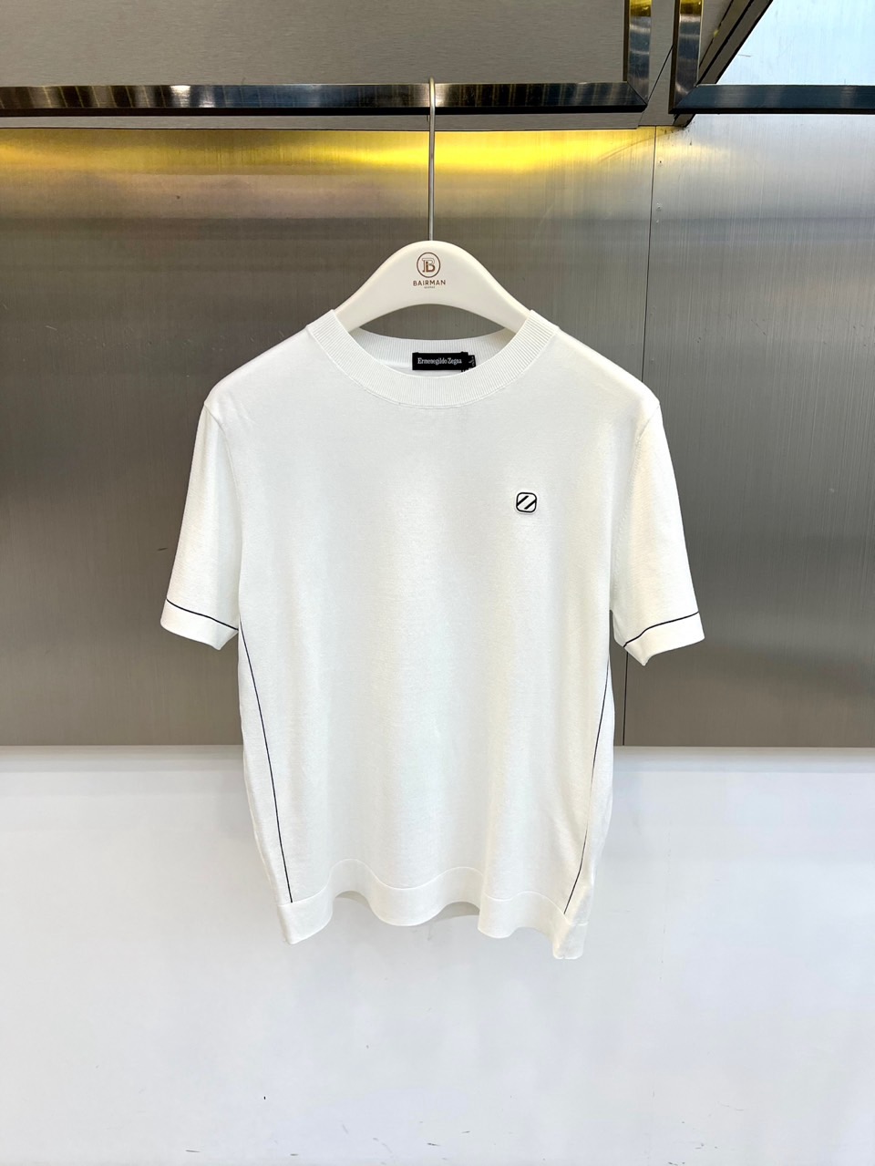 NO:842238,Zegna and Ermenegildo Zegna's 2026 spring and summer men's short-sleeved sweaters are designed with a round neck cut to outline a simple silhouette. The brand logo on the chest and the line decoration on both sides of the body jointly interpret the low-key and exquisite brand aesthetics. The fabric is selected from a blend of 95 cotton and 5 spandex, which retains the skin-friendly feel of cotton while giving the clothing just the right amount of elasticity and elasticity.  Drape feeling. Its fine knitted structure brings excellent breathability and comfort, suitable for daily and casual wear. The item integrates exquisite craftsmanship into every detail and is easy to care for. It is a practical choice for shaping the daily elegant style of modern gentlemen. M-4XL (please state your height and weight when placing an order),,zegna,T-shirt,19860909Zegna杰尼亚、杰尼亚2026春夏男士短袖针织衫,以圆领剪裁勾勒简约轮廓.胸前品牌徽标与衣身两侧的线条装饰,共同诠释低调精致的品牌美学.面料精选95棉与5氨纶混纺,在保留棉质亲肤感的同时,赋予衣物恰到好处的弹性与垂坠感.其细腻针织结构带来出色的透气性与舒适体感,适合日常与休闲场合穿着.单品将精湛工艺融入每一处细节,易于打理,是塑造现代绅士日常优雅风格的实用之选.M-4XL（下单请报身高体重）,,zegna,T-shirt,,Men's clothing