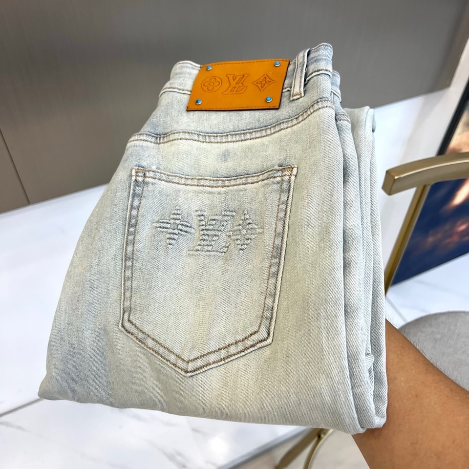 NO:866502,1v Vuitton, 2026 spring and summer new jeans, present a high-end retro texture. The classic leather tag on the back waist highlights the brand genes, and the exquisite three-dimensional pattern on the right back pocket hides ingenuity, low-key interpretation of light luxury taste. The loose straight cut combines comfort and style, modifies the leg shape while injecting a casual street atmosphere. It is easy to control various leisure occasions in spring and summer. The high-quality denim fabric is soft and breathable, and has been treated with multiple layers of moisture.  The washing process presents a natural aged effect, and every detail can withstand scrutiny. From walking in the city to traveling on vacation, these jeans are your versatile tool, making daily wear more layered and fashionable, easily showing an effortless sense of luxury, and are an indispensable classic item for the spring and summer wardrobe. 29-38, no 35, 37 (please quote waist size when placing an order),,jeans,198609091v威登、2026春夏新品牛仔裤,呈现高级复古质感.后腰经典皮牌彰显品牌基因,右后袋精致立体图案暗藏巧思,低调诠释轻奢品味.宽松直筒剪裁兼顾舒适与型格,修饰腿型同时注入随性街头气息.春夏季节轻松驾驭各种休闲场合,优质丹宁面料柔软透气,经过多重水洗工艺呈现自然做旧效果,每一处细节都经得起推敲.从都市漫步到度假出行,这条牛仔裤都是你的百搭利器,让日常穿搭更具层次感与时尚态度,轻松展现不费力的高级感,是春夏衣橱不可或缺的经典单品.29-38,无35,37（下单请报腰围尺码）,,jeans,,Men's clothing