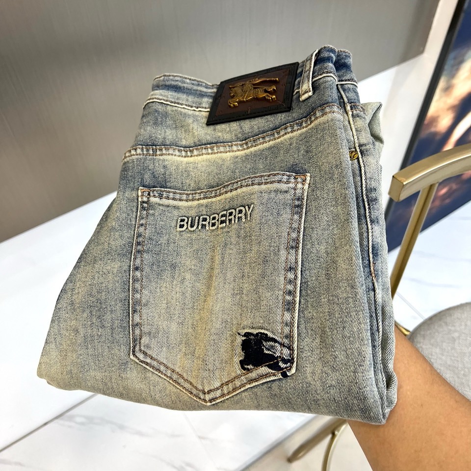NO:866513,Burberry, 2026 spring and summer new jeans, reshape classics with retro washing technology, interweaving natural fading marks, presenting a casual and lazy old aesthetic. The classic war horse logo on the back waist echoes the embroidery of brand letters on the right back pocket, low-key highlighting the brand identity, balancing high-end texture and casual attitude. Slim tailoring outlines the leg lines, retaining the tough silhouette of denim while taking into account wearing comfort, suitable for a variety of body types. The fabric is made of high-quality denim.  , soft, breathable and elastic, no burden to wear in spring and summer. This pair of jeans can be perfectly integrated, showing the taste and style of a mature man. The collision of retro and modern, the balance of classic and trend, makes this rare wardrobe must-have item, exuding a confident and calm charm with every step. 29-38, no 35, 37 (please quote waist size when placing an order),, burberry, burberry, jeans,19860909Bur巴宝莉、2026春夏新品牛仔裤,以复古水洗工艺重塑经典,交织自然褪色痕迹,呈现随性慵懒的做旧美学.后腰经典战马标与右后袋品牌字母刺绣相呼应,低调彰显品牌身份,平衡高级质感与休闲态度.修身剪裁勾勒腿部线条,既保留牛仔的硬朗廓形又兼顾穿着舒适度,适合多种身型驾驭.面料选用优质丹宁布,柔软透气且富有弹性,春夏季节穿着无负担.这款牛仔裤都能完美融合,展现成熟男士的品味与格调.复古与现代的碰撞,经典与潮流的平衡,成就这条不可多得的衣橱必备单品,让每一步都散发自信从容的魅力.29-38,无35,37（下单请报腰围尺码）,,burberry,burberry,jeans,,Men's clothing