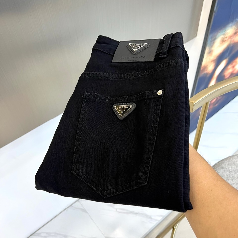 NO:866524,Prad, 2026 spring and summer new jeans, interpret urban minimalist aesthetics with pure colors. The classic triangle logo on the back waist and the metal logo on the back pocket highlight the brand genes in a low-key manner. The neat tailoring outlines the straight leg line, and the slim fit is both comfortable and fashionable. The selected high-quality stretch denim fabric, crisp texture and delicate stitching technology can seamlessly switch from business commuting to casual gatherings. Simple and  The non-simple design concept makes these jeans a must-have basic style in the wardrobe. The 2026 spring and summer new products are now available. They interpret the confident attitude of contemporary men with classics and define high-end daily wear with details and texture, making every step exude leisurely fashion charm. 29-38, no 35, 37 (please quote waist size when placing an order),, prada, prada, jeans,19860909Prad普拉达、2026春夏新品牛仔裤,以纯色调演绎都市极简美学.后腰经典三角徽标搭配后袋金属标识,低调彰显品牌基因,利落剪裁勾勒笔直腿部线条,修身版型兼具舒适与时尚感.精选优质弹力丹宁面料,挺括质感配合细腻车线工艺,从商务通勤到休闲聚会无缝切换.简约而不简单的设计理念,让这条牛仔裤成为衣橱必备的基础款,2026春夏新品现已登场,以经典诠释当代男士的自信态度,用细节质感定义高级日常穿搭,让每一步都散发从容不迫的时尚魅力.29-38,无35,37（下单请报腰围尺码）,,prada,prada,jeans,,Men's clothing