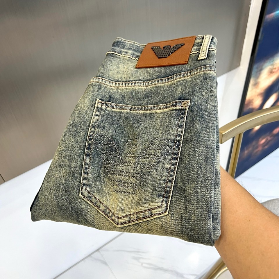 NO:907164,Armani, 2026 spring and summer new jeans, reshape the classics with retro washing technology. The leather patch on the back waist is matched with the metal eagle logo to highlight the brand recognition, and the back pocket is fully printed with dark pattern details to enhance the overall texture. The version adopts a slim straight cut, which fits the leg lines while retaining comfortable space, modifies the proportion of the leg shape, and is suitable for a variety of body types. The retro washing process creates an old mottled effect, showing unique traces of time, breaking the monotony and dullness, and giving the clothing a strong feel.  It has a strong sense of visual layering and storytelling. The fabric is made of high-quality denim, which is crisp, stylish, breathable and skin-friendly, taking into account both comfort and style in spring and summer. The style combines street trends and high-end fashion, making it easy to control daily commuting and weekend outings. It is a fashion choice that pursues individuality and quality, allowing you to confidently show your unique taste in spring and summer. 29-38, no 35, 37 (please quote waist size when placing an order),,armani,jeans,19860909ARM阿玛尼、2026春夏新品牛仔裤,以复古水洗工艺重塑经典,后腰皮牌搭配金属鹰标彰显品牌辨识度,后袋满印暗纹细节提升整体质感.版型采用修身直筒剪裁,贴合腿部线条同时保留舒适空间,修饰腿型比例,适合多种身型穿着.复古水洗工艺营造做旧斑驳效果,呈现独特岁月痕迹,打破单调的沉闷,赋予服装强烈的视觉层次感与故事感.面料精选优质牛仔布,挺括有型且透气亲肤,兼顾春夏穿着舒适度与造型感.风格融合街头潮流与高端时尚,轻松驾驭日常通勤与周末出游场景,是追求个性与品质的时尚之选,让你在春夏季节自信展现独特品味.29-38,无35,37（下单请报腰围尺码）,,armani,jeans,,Men's clothing