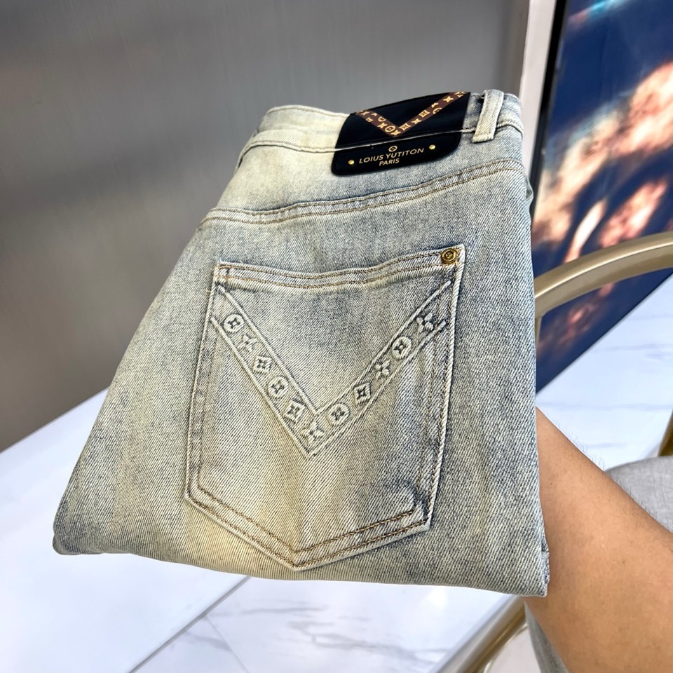 NO:907160,1v Vuitton, 2026 spring and summer new jeans, reshape the classics with retro washing technology, and the color blends with natural old traces, showing a casual and uninhibited texture of time. The classic letter logo leather tag on the back waist low-key highlights the brand genes, and the V-shaped letters on the right back pocket break the monotony with exquisite details, with both recognition and artistic sense, interpreting the taste pursuit of contemporary urban men. The version adopts a slightly loose straight cut, taking into account comfort and clean lines.  , accommodates all body shapes, and easily creates a lazy and high-end atmosphere. The fabric is made of high-quality denim, which is crisp, stylish, breathable and skin-friendly. From daily outings to weekend leisure, these jeans have become a versatile tool for the spring and summer wardrobe with ingenious craftsmanship and fashionable design, allowing you to always maintain a calm posture in the changing trends and easily control multiple occasions. 29-38, no 35, 37 (please quote waist size when placing an order),,jeans,198609091v威登、2026春夏新品牛仔裤,以复古水洗工艺重塑经典,色调融合自然做旧痕迹,呈现随性不羁的时光质感.后腰经典字母标识皮牌低调彰显品牌基因,右后袋V型字母以精致细节打破单调,兼具辨识度与艺术感,诠释当代都市男性的品位追求.版型采用微宽松直筒剪裁,兼顾舒适感与利落线条,包容各种身形,轻松营造慵懒高级的氛围.面料精选优质丹宁布,挺括有型又透气亲肤,从日常出街到周末休闲,这条牛仔裤以匠心工艺与时尚设计,成为春夏衣橱的百搭利器,让你在潮流更迭中始终保持从容姿态,轻松驾驭多元场合.29-38,无35,37（下单请报腰围尺码）,,jeans,,Men's clothing