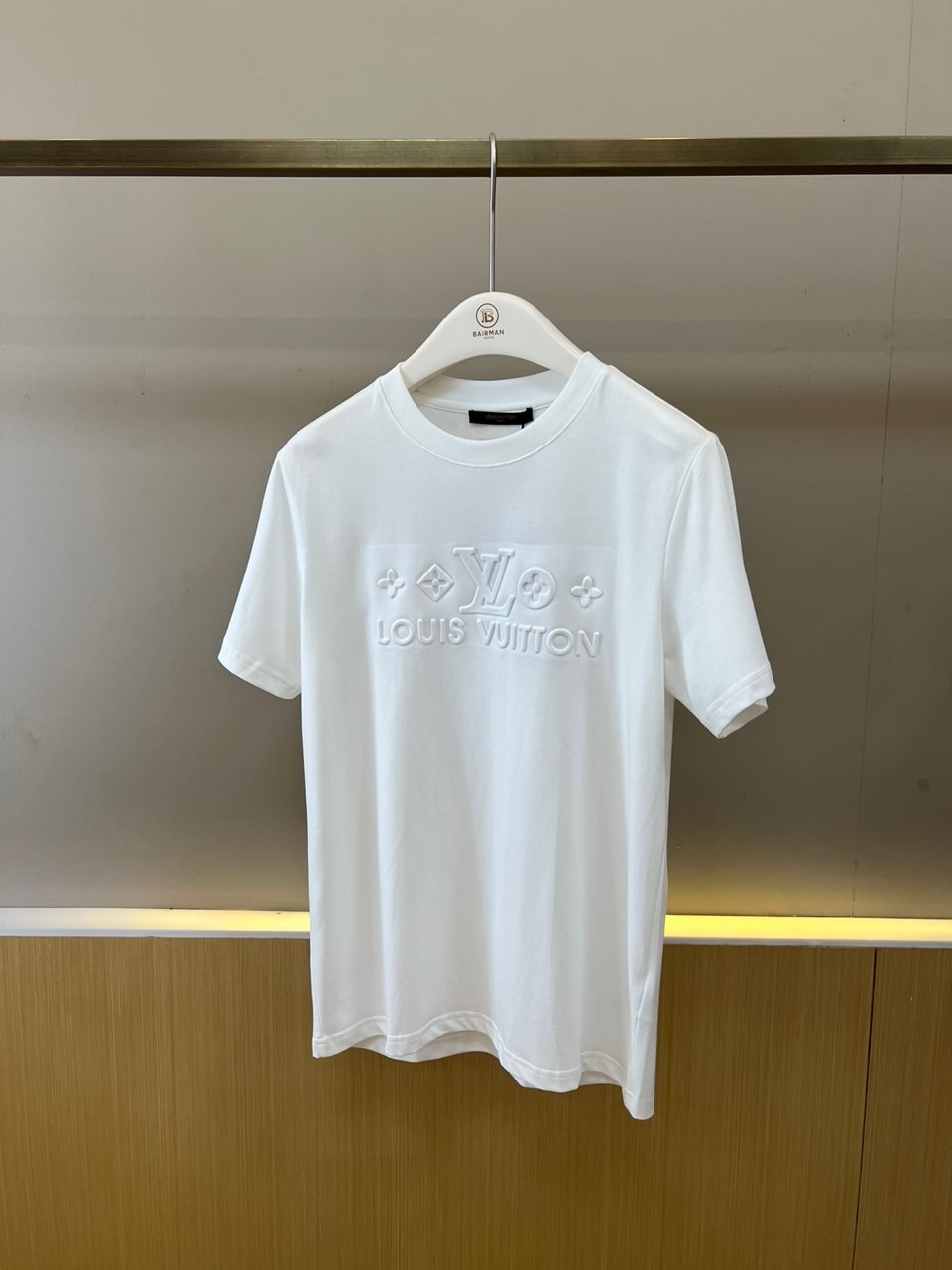 NO:847950,1v Vuitton, the new 2026 spring and summer short-sleeved T-shirt, interprets high-end casual style with a minimalist silhouette. The pure cotton fabric is soft and skin-friendly, crisp and stylish, and is suitable for daily commuting and vacation scenes. The chest uses three-dimensional relief technology to cleverly arrange the classic LV letters, four-leaf flowers and cross patterns, with clear layers and distinct touch, highlighting the brand recognition in a low-key manner. The round neck design is simple and neat, with cuffs and hem  Fine binding and exquisite details. The overall style combines street casualness with luxurious texture. It is refreshing and clean when worn alone, or layered to enhance the style. No need for complicated decoration, one piece can carry the brand genes and contemporary aesthetics. It is an indispensable texture item for the spring and summer wardrobe, and can easily handle multiple occasions from the city to the seaside. 48-56 (model 173, 143 pounds, upper body size 50),, louis  vuitton,T-shirt,tees,t-shirt,198609091v威登、2026春夏新品短袖T恤,以极简廓形诠释高级休闲风.纯棉面料柔软亲肤,挺括有型不软塌,适配日常通勤与度假场景.胸前采用立体浮雕工艺,将经典LV字母、四叶花与十字纹巧妙排布,层次分明且触感鲜明,低调中彰显品牌辨识度.圆领设计简约利落,袖口与下摆精细包边,细节考究.整体风格融合街头随性与奢侈质感,单穿清爽干净,叠搭亦可提升造型层次.无需繁复装饰,一件即承载品牌基因与当代审美,是春夏衣橱不可或缺的质感单品,轻松驾驭从都市到海边的多元场合.48-56（模特173,143斤上身50码）,,louis vuitton,T-shirt,tees，t-shirt,,Men's clothing