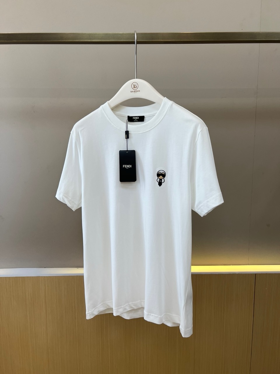 NO:847952,Fend, the new 2026 spring and summer round-neck short-sleeved T-shirt, carries the brand’s iconic fun genes with a minimalist silhouette. The pure cotton fabric is soft and skin-friendly, and the crisp and drapey feel combines daily practical wear with high-end texture. The left chest has a delicate cartoon shape  Elephant - a cute little man wearing sunglasses and a bow tie, is a popular derivative character of FENDI in recent years. The lines outline a playful yet elegant visual focus, low-key highlighting the brand recognition. The loose cut is suitable for a variety of body shapes, and the hem is free of charge.  Naturally slightly curved, it is easy to create a casual and lazy style. The 2026 spring and summer series continues the brand's balance between classics and innovation. This T-shirt is not only a versatile basic style in the wardrobe, but also a fashion player's favorite item. It uses simple lines to carry the brand's playful spirit, giving daily wear a sense of luxury and topicality. 48-56 (model 173, 143 pounds, upper body size 50),, fendi, fendi, T-shirt, tees, t-shirt,19860909Fend芬迪、2026春夏新品圆领短袖T恤,以极简廓形承载品牌标志性趣味基因.纯棉面料柔软亲肤,挺括垂坠感兼顾日常实穿与高级质感.左胸处精致卡通形象——戴墨镜、系领结的萌趣小人,是FENDI近年大热的衍生角色,线条勾勒出俏皮又不失优雅的视觉焦点,低调彰显品牌辨识度.宽松剪裁适配多种身形,下摆自然微弧,轻松打造随性慵懒风.2026春夏系列延续品牌对经典与创新的平衡,这件T恤既是衣橱百搭基础款,也是潮流玩家的心机单品,用简约线条承载品牌玩味精神,让日常穿搭自带高级感与话题度.48-56（模特173,143斤上身50码）,,fendi,fendi,T-shirt,tees，t-shirt,,Men's clothing