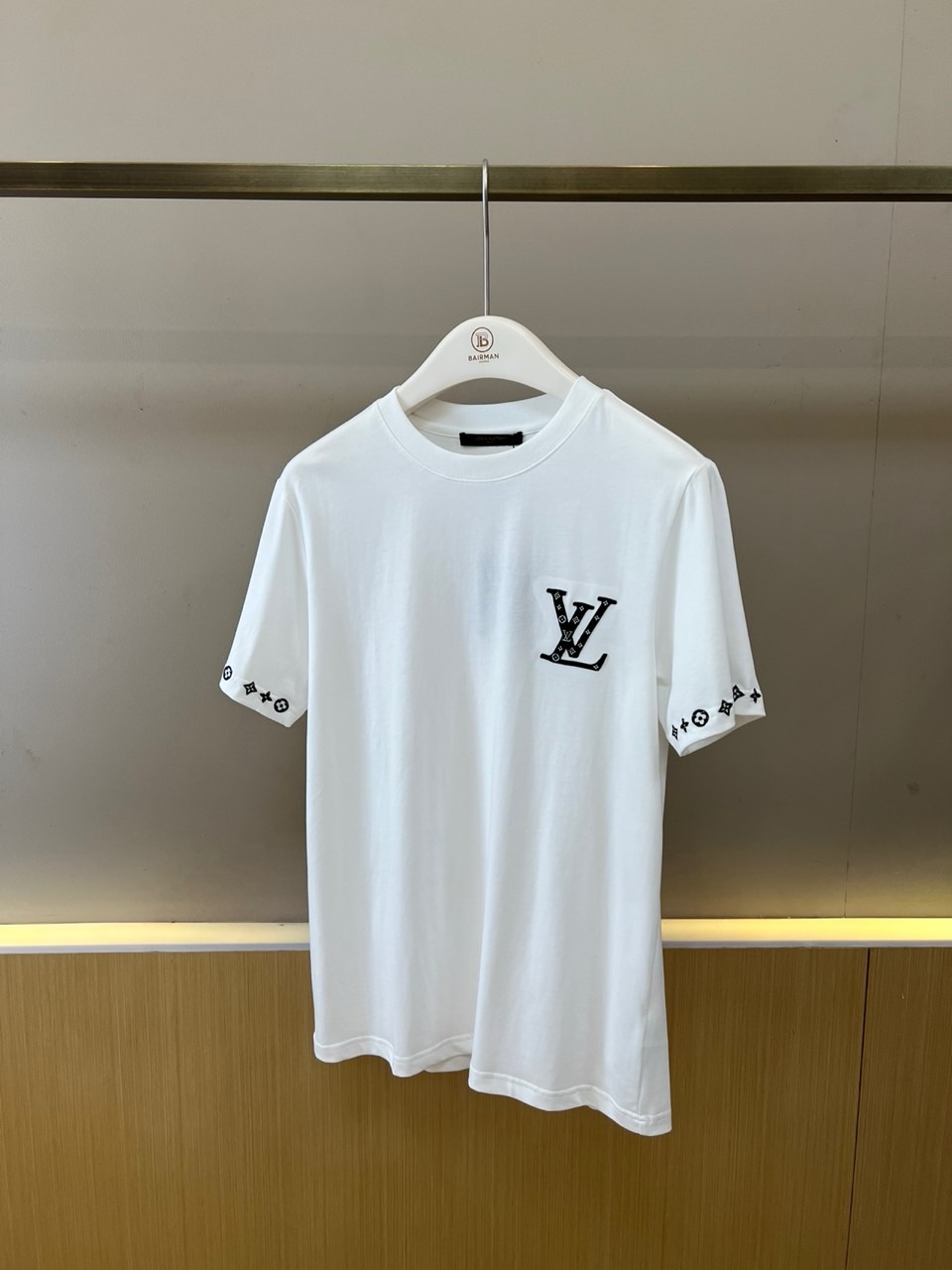 NO:847954,1v Vuitton, 2026 spring and summer new short-sleeved T-shirt, with solid color as the base color, interpreting the balanced aesthetics of minimalism and luxury. The classic round neck design fits the neck line, and the loose tailoring takes into account both comfort and style, making it easy to control daily and light luxury occasions. The left chest pocket  Decorated with three-dimensional embroidery of the LV logo, the lines are outlined with the brand's classic presbyopia texture, highlighting recognition and craftsmanship in a low-key manner. The edges of the cuffs are cleverly embellished with miniature presbyopia and star patterns of the same series, and the details are hidden with ingenuity, giving the simple version a refined level.  The fabric is made of high-count cotton, which is smooth and breathable to the touch. It is suitable for spring and summer wear and will not easily deform after long-term wear. The overall style combines street trends and high-end fashion genes. It can be worn alone to create a refreshing look, or layered to enhance the sense of hierarchy. Whether commuting in the city or going out on weekends  For travel or light social occasions, this T-shirt can become a versatile focus in the wardrobe with its clean and neat appearance, interpreting contemporary men's dual pursuit of quality and style. 48-56 (model is 173, 143 pounds, upper body size 50),, louis  vuitton,T-shirt,tees,t-shirt,198609091v威登、2026春夏新品短袖T恤,以纯色为底色,诠释极简与奢华的平衡美学.经典圆领设计贴合颈部线条,宽松剪裁兼顾舒适与型格,轻松驾驭日常与轻奢场合.左胸口袋处饰以立体刺绣LV标志,线条勾勒搭配品牌经典老花纹理,低调中彰显辨识度与工艺质感.袖口边缘巧妙点缀同系列微型老花与星形图案,细节处暗藏匠心,让简约版型焕发精致层次.面料选用高支棉质,触感柔滑透气,适合春夏穿着,久穿不易变形.整体风格融合街头潮流与高级时装基因,既可单穿打造清爽造型,亦可叠搭提升层次感.无论是都市通勤、周末出游或轻社交场合,这件T恤都能以干净利落的姿态,成为衣橱中的百搭焦点,诠释当代男士对品质与风格的双重追求.48-56（模特173,143斤上身50码）,,louis vuitton,T-shirt,tees，t-shirt,,Men's clothing