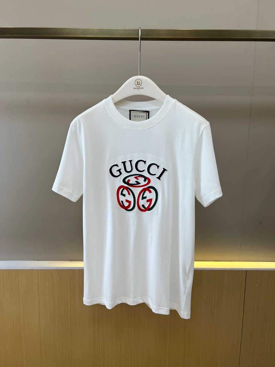 NO:847956,Gucci, the new short-sleeved T-shirt for spring and summer 2026, carries the brand's classic genes with a minimalist silhouette. The round-neck short-sleeved design is neat and versatile, suitable for various daily scenes. The eye-catching letter embroidery on the front is matched with three contrasting double G logos, and the three-dimensional craftsmanship gives the pattern a layered texture, where retro and modern aesthetics collide. The pure cotton fabric is soft and skin-friendly, breathable and light, and can be worn in spring and summer without burden. The overall style combines the recognition of luxury goods with the casualness of street casual.  It is refreshing and eye-catching when worn alone, and can also brighten up the look when layered. Whether it is urban commuting, weekend outings or light social occasions, it can become the focus of the wardrobe with a low-key and luxurious attitude, interpreting the contemporary modern attitude - a classic symbol that will last forever and give you your own high-end sense of relaxation. 48-56 (model is 173,143 pounds, upper body size 50),, gucci, gucci, T-shirt, tees, t-shirt,19860909Gucc古驰、2026春夏新品短袖T恤,以极简廓形承载品牌经典基因,圆领短袖设计利落百搭,适配多元日常场景.正面醒目字母刺绣搭配三枚撞色双G徽标,立体工艺赋予图案层次质感,复古与现代美学在此碰撞.纯棉面料柔软亲肤,透气轻盈,春夏穿着无负担.整体风格兼具奢侈品的辨识度与街头休闲的随性,单穿清爽吸睛,叠搭亦能点亮造型.无论是都市通勤、周末出游或轻社交场合,它都能以低调奢华的姿态成为衣橱焦点,诠释当代摩登态度——经典符号,历久弥新,穿出属于自己的高级松弛感.48-56（模特173,143斤上身50码）,,gucci,gucci,T-shirt,tees，t-shirt,,Men's clothing