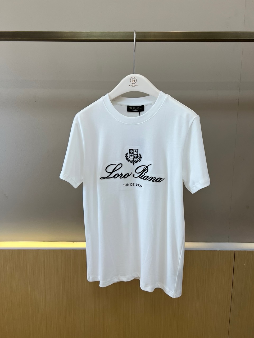 NO:847958,Loro  Piana's elegant, 2026 spring and summer new short-sleeved T-shirt, with solid color as the background, simple round neck and neat short sleeves, outlines a refreshing outline. The brand's classic badge pattern is printed in the center of the front, the shield-shaped coat of arms above is decorated with stars and branches, the handwritten brand name below is elegant and smooth, and the words at the bottom reflect centuries of craftsmanship. The overall style combines Italian elegance and casual casualness, retaining the exquisite details of high fashion, but also suitable for daily commuting and vacations.  Walking and other scenes. The fabric is made of skin-friendly and breathable material, which feels as smooth as clouds, has a natural drape, and the upper body is light and unrestrained. The color scheme is classic and attractive, regardless of skin color and matching. It can be worn alone to highlight the texture, or layered to create layers. This one  T-shirts are the versatile cornerstone of the spring and summer wardrobe. They use a low-key design language to interpret extraordinary taste, making every wear an expression of calmness and confidence. 48-56 (model 173, 143 pounds, upper body size 50),,loro  piana,T-shirt,tees,t-shirt,19860909Loro Piana诺悠翩雅、2026春夏新品短袖T恤,以纯色为底色,简约圆领搭配利落短袖,勾勒清爽轮廓.正面中央印有品牌经典徽章图案,上方盾形纹章缀以星芒与枝叶,下方手写体品牌名优雅流畅,底部字样沉淀百年工艺底蕴.整体风格融合意式奢雅与休闲随性,既保留高级时装的精致细节,又适配日常通勤、度假出行等多场景.面料甄选亲肤透气材质,触感柔滑如云,垂坠感自然,上身轻盈无拘束.配色经典耐看,不挑肤色与搭配,可单穿凸显质感,亦可叠搭打造层次.这款T恤是春夏衣橱的百搭基石,用低调设计语言诠释不凡品味,让每一次穿着都成为从容自信的表达.48-56（模特173,143斤上身50码）,,loro piana,T-shirt,tees，t-shirt,,Men's clothing