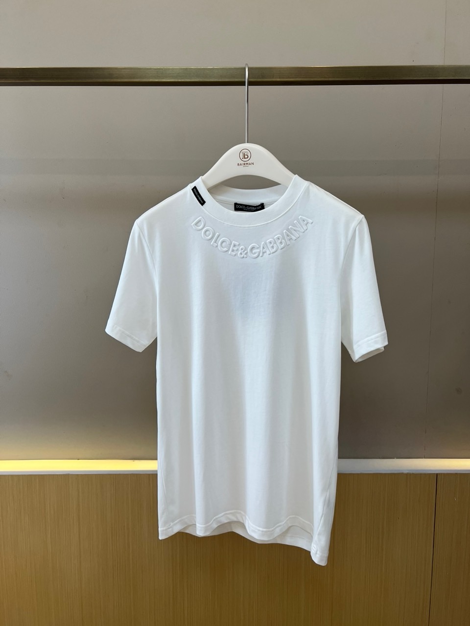 NO:847962,DG Dolce & Gabbana, 2026 spring and summer new short-sleeved T-shirt, interprets Italian luxury with a minimalist silhouette. The classic round neck design fits the neck line, and the slightly dropped shoulders give it a lazy and casual temperament. The body is full of drape, and the hem  It is naturally gathered into soft waves, modifying the body shape and making it appear slimmer. The letters on the chest are presented with three-dimensional relief technology, and the same color embossing enhances the visual hierarchy, highlighting the brand recognition in a low-key manner. The fabric is made of high-count cotton blend, which is smooth and breathable to the touch.  , suitable for daily wear in spring and summer. The overall style combines street casual and high-end fashion. It is refreshing and neat when worn alone, and can be easily used in commuting and vacation scenes. Simple but not simple, it is a versatile and attitude-based essential item in the wardrobe, bringing Italian elegance to every appearance. 48-56 (model weighs 173,143 pounds, upper body size 50),, Dolce&Gabbana, T-shirt, tees, t-shirt,19860909DG杜嘉班纳、2026春夏新品短袖T恤,以极简廓形诠释意式奢华.经典圆领设计贴合颈部线条,肩部微落肩剪裁赋予慵懒随性气质,衣身垂坠感十足,下摆自然收束呈柔和波浪,修饰身形更显修长.胸前字母以立体浮雕工艺呈现,同色系压印强化视觉层次,低调中彰显品牌辨识度.面料选用高支棉混纺,触感柔滑透气,适合春夏日常穿搭.整体风格融合街头休闲与高级时装感,单穿清爽利落,可轻松驾驭通勤与度假场景.简约不简单,是衣橱中百搭又具态度的必备单品,让每一次出场都自带意式优雅气场.48-56（模特173,143斤上身50码）,,Dolce&Gabbana,T-shirt,tees，t-shirt,,Men's clothing
