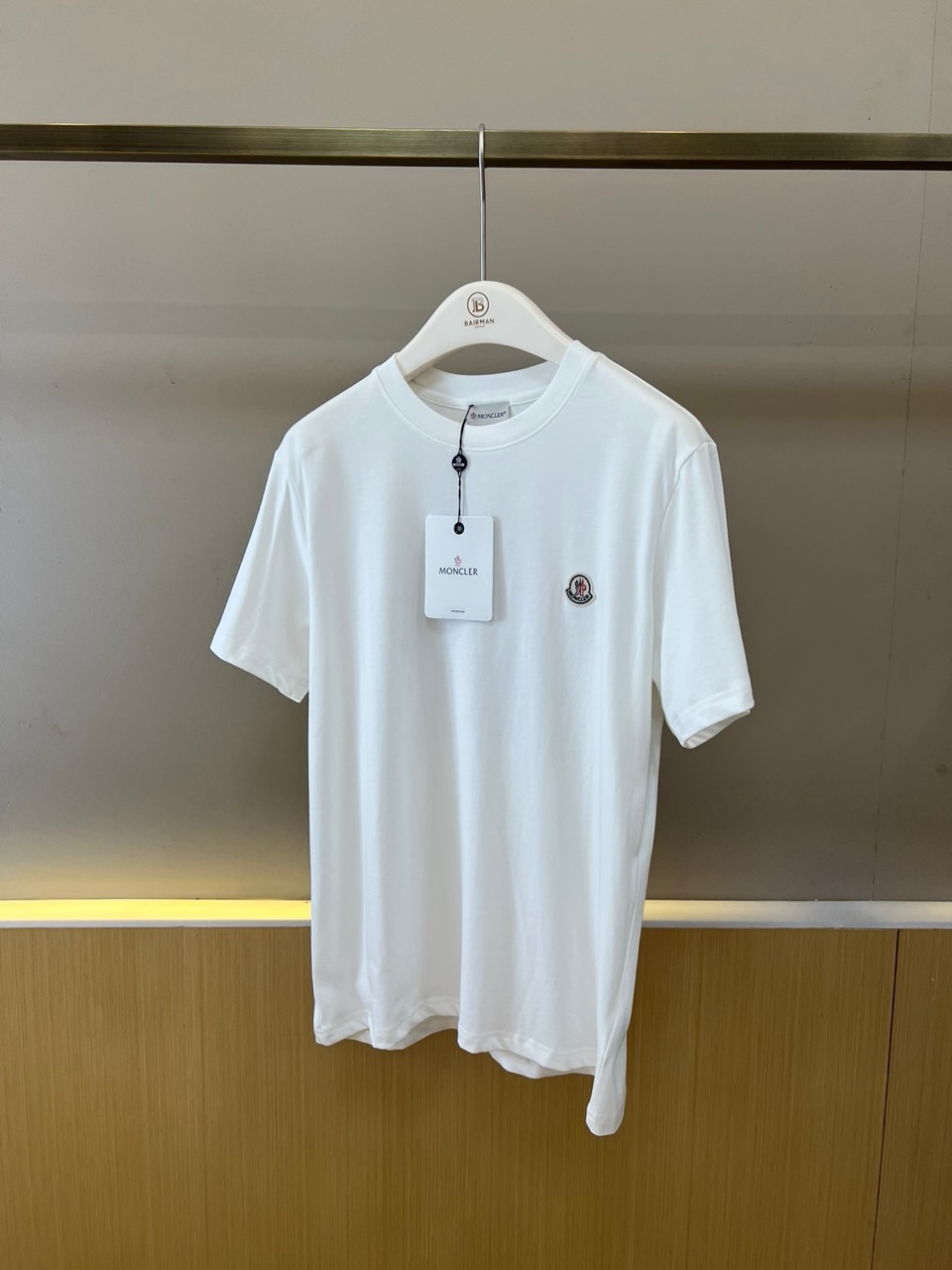 NO:847945,Mon, the new spring and summer 2026 short-sleeved T-shirt, interprets high-end casual style with a minimalist silhouette. The classic round neck design fits the neck line, the short-sleeves are neatly cut and not procrastinating, and the overall version is loose and moderate, taking into account comfort and style. The solid color is clean and pure, and the chest  The brand's iconic circular badge is embellished on the left side of the front, highlighting recognition and luxury genes in a low-key manner. The fabric is made of high-count cotton, which is soft to the touch and skin-friendly, and has good breathability. It is suitable for daily wear in spring and summer. The body of the clothes drape naturally, and the slightly arc design of the hem adds a casual atmosphere, which can be used  Wear alone or layered, you can easily manage various scenarios such as urban commuting and weekend outings. This T-shirt is not only a basic wardrobe item, but also a symbol of quality life - with restrained design language, it conveys an effortless fashionable attitude, making every wear a natural one.  Letter of expression. In the spring and summer of 2026, start with this T-shirt to define your refreshing style. 48-56 (model weighs 173,143 pounds, upper body size 50), Moncler, T-shirt, tees, t-shirt,19860909Mon蒙口、2026春夏新品短袖T恤,以极简廓形诠释高级休闲风.经典圆领设计贴合颈部线条,短袖剪裁利落不拖沓,整体版型宽松适度,兼顾舒适与型格.纯色干净纯粹,胸前左侧点缀品牌标志性圆形徽章,低调中彰显辨识度与奢品基因.面料选用高支棉质,触感柔软亲肤,透气性佳,适合春夏日常穿搭.衣身垂坠自然,下摆微弧设计增添随性气息,可单穿或叠搭,轻松驾驭都市通勤、周末出游等多种场景.此款T恤不仅是衣橱基础单品,更是品质生活的象征——以克制的设计语言,传递不费力的时髦态度,让每一次穿着都成为自信表达.2026春夏,从这件T恤开始,定义你的清爽型格.48-56（模特173,143斤上身50码）,,Moncler,T-shirt,tees，t-shirt,,Men's clothing