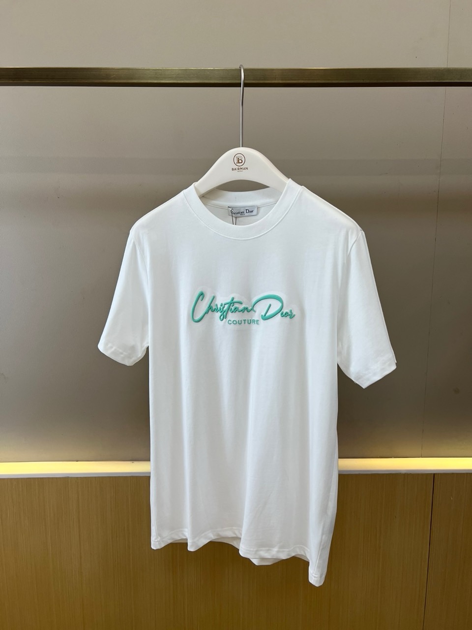 NO:847949,Dio Dior, 2026 spring and summer new short-sleeved T-shirt, with solid color as the base and handwritten brand name on the chest, is exquisite and three-dimensional, highlighting the advanced customization genes. The round-neck short sleeves are neatly cut, loose and comfortable, taking into account daily practical wear and fashionable aura. The fabric is made of high-count cotton, which is soft and breathable, fits the skin without being stuffy, and is suitable for various scenes in spring and summer. The craftsmanship is exquisite and elegant, and the colors are fresh and elegant, forming a gentle contrast with the solid colors, low-key.  The brand recognition is revealed in it. This T-shirt is not only a wardrobe basic, but also a daily extension of the brand's aesthetics, allowing the wearer to reveal elegance in casualness, paying tribute to Dior's ingenious heritage in details. In the spring and summer of 2026, start a light fashion journey with a T-shirt. 48-56 (model is 173,143 pounds, upper body size 50),, dior, dior, T-shirt, tees, t-shirt,19860909Dio迪奥、2026春夏新品短袖T恤,以纯色为底,胸前饰以手写体品牌字样,精致立体,彰显高级定制基因.圆领短袖剪裁利落,版型宽松舒适,兼顾日常实穿与时尚气场.面料选用高支棉质,触感柔软透气,贴合肌肤不闷热,适合春夏多场景穿搭.工艺细腻考究,色彩清新淡雅,与纯色形成温柔对比,低调中透出品牌辨识度.这款T恤不仅是衣橱基础款,更是品牌美学的日常延伸,让穿着者在随性中流露优雅,在细节处致敬Dior的匠心传承.2026春夏,以一件T恤开启轻盈时尚之旅.48-56（模特173,143斤上身50码）,,dior,dior,T-shirt,tees，t-shirt,,Men's clothing