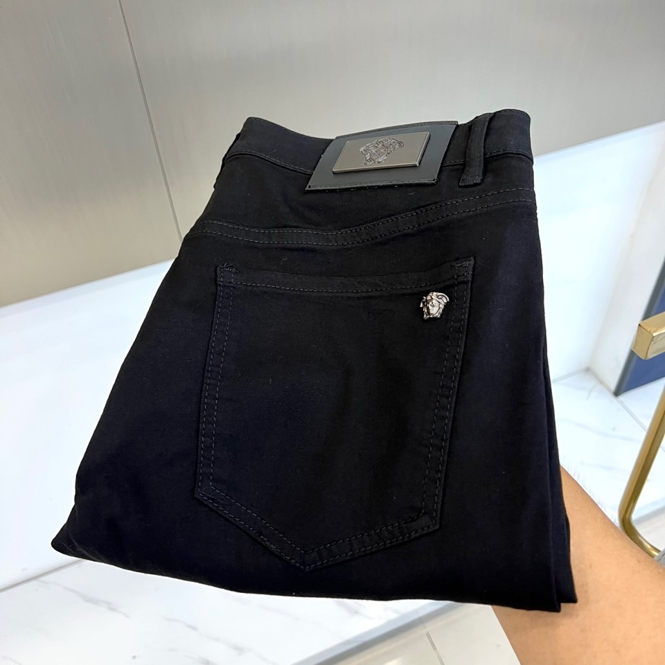 Vers范思哲、2026春夏新品牛仔裤，以利落修身剪裁重塑都市男装美学。经典纯色丹宁面料融合弹力纤维，触