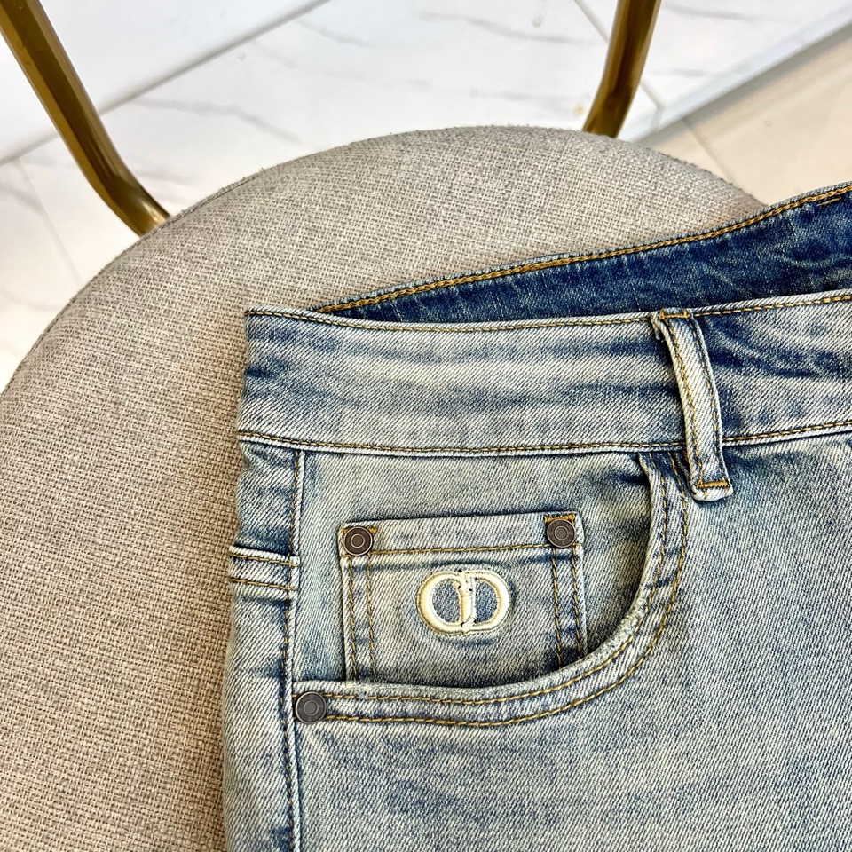 Dior、2026春夏新品牛仔裤，诠释意式极简美学，后腰经典品牌皮牌搭配右后袋金属鹰标，低调中彰显辨识度