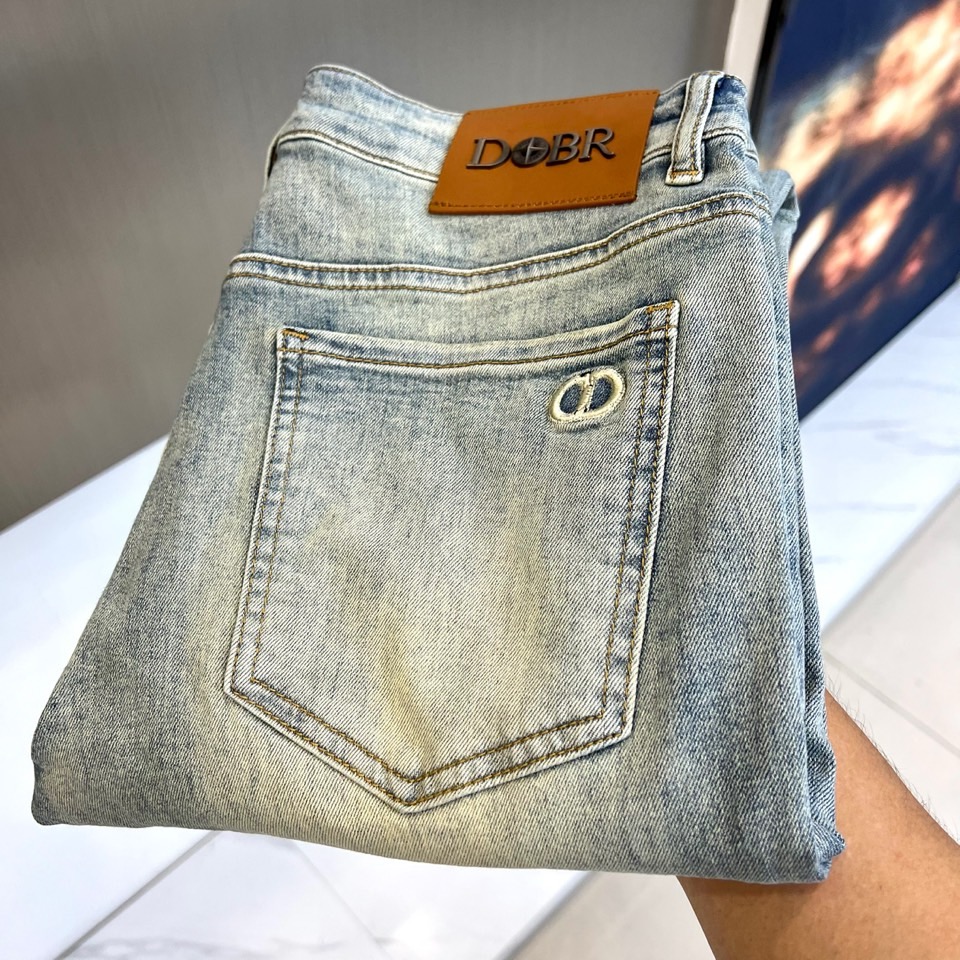 Dior、2026春夏新品牛仔裤，诠释意式极简美学，后腰经典品牌皮牌搭配右后袋金属鹰标，低调中彰显辨识度