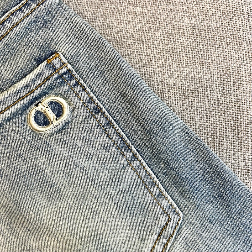Dior、2026春夏新品牛仔裤，诠释意式极简美学，后腰经典品牌皮牌搭配右后袋金属鹰标，低调中彰显辨识度
