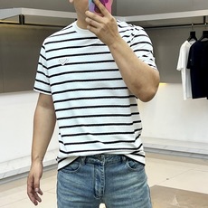 Prad普拉达、2026春夏新品短袖T恤,经典条纹碰撞出随性又高级的视觉张力,简约圆领贴合颈部线条,短袖 Prad普拉达、2026春夏新品短袖T恤,经典条纹碰撞出随性又高级的视觉张力,简约圆领贴合颈部线条,短袖