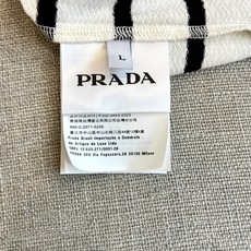 Prad普拉达、2026春夏新品短袖T恤,经典条纹碰撞出随性又高级的视觉张力,简约圆领贴合颈部线条,短袖 Prad普拉达、2026春夏新品短袖T恤,经典条纹碰撞出随性又高级的视觉张力,简约圆领贴合颈部线条,短袖
