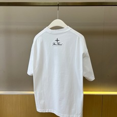 Stone Island石头岛、2026春夏新品短袖T恤,以极简廓形承载品牌标志性美学。宽松落肩剪裁赋予 Stone Island石头岛、2026春夏新品短袖T恤,以极简廓形承载品牌标志性美学。宽松落肩剪裁赋予