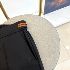 Zegna杰尼亚、2026春夏新品休闲裤,以极简美学重塑日常穿搭,利落剪裁勾勒出修长腿型,中高腰设计搭配 Zegna杰尼亚、2026春夏新品休闲裤,以极简美学重塑日常穿搭,利落剪裁勾勒出修长腿型,中高腰设计搭配