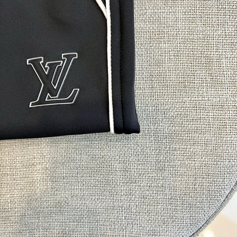 1v威登、2026春夏新品休闲裤，以经典纯色为底色，侧边明线勾勒出利落线条，从腰头延伸至裤脚，视觉上拉长