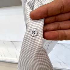 Zegna杰尼亚、2026春夏新品长袖衬衫,以经典小格纹演绎意式绅士美学,轻薄透气的面料契合春夏季节穿着 Zegna杰尼亚、2026春夏新品长袖衬衫,以经典小格纹演绎意式绅士美学,轻薄透气的面料契合春夏季节穿着