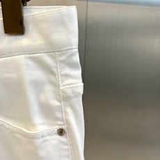 Mon蒙口、2026春夏新品休闲短裤,以纯净色调诠释极简美学。裤腰醒目印花字母设计注入潮流基因,经典五袋 Mon蒙口、2026春夏新品休闲短裤,以纯净色调诠释极简美学。裤腰醒目印花字母设计注入潮流基因,经典五袋
