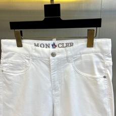 Mon蒙口、2026春夏新品休闲短裤,以纯净色调诠释极简美学。裤腰醒目印花字母设计注入潮流基因,经典五袋 Mon蒙口、2026春夏新品休闲短裤,以纯净色调诠释极简美学。裤腰醒目印花字母设计注入潮流基因,经典五袋