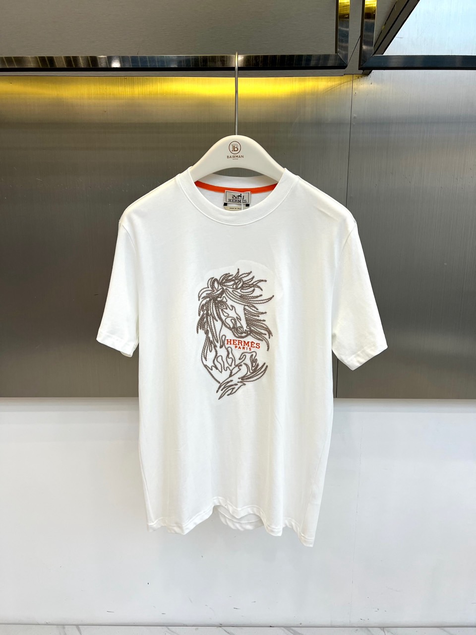 NO:858722,H Hermès, 2026 spring and summer new short-sleeved T-shirt, uses solid color as the base color, continues the brand's classic elegance gene, and perfectly integrates French luxury and contemporary leisure. The three-dimensional embroidered horse head on the front is exquisite and vivid, the mane lines are smooth and elegant, and matched with the iconic words, highlighting the brand's profound heritage. The hemming details on the inside of the collar echo the brand's classic tones, revealing a high-end texture in a low-key manner. Selected high-quality cotton fabrics are soft and breathable to the touch, and the cut is loose and comfortable.  It not only ensures the comfort of daily wear, but also shows the casual and free gentleman style. This T-shirt is not only a versatile item in the spring and summer wardrobe, but also a light luxury choice that shows taste and identity. The simple shape instantly enhances the fashion texture and interprets the elegant attitude and life philosophy of modern men. 48-56 (model 173,143 pounds, upper body size 50),, hermes, T-shirt, tees, t-shirt,19860909H爱马仕、2026春夏新品短袖T恤,以纯色为底色,延续品牌经典优雅基因,将法式奢华与当代休闲完美融合.正面立体刺绣骏马头像精致生动,鬃毛线条流畅飘逸,搭配标志性字样,彰显品牌深厚底蕴.领口内侧包边细节呼应品牌经典色调,低调中透露高级质感.精选优质棉质面料,触感柔软透气,剪裁宽松适度,既保证日常穿着舒适度,又展现随性洒脱的绅士格调.这款T恤不仅是春夏衣橱的百搭单品,更是彰显品味与身份的轻奢之选,让简约造型瞬间提升时尚质感,诠释现代男士的优雅态度与生活哲学.48-56（模特173,143斤上身50码）,,hermes,T-shirt,tees，t-shirt,,Men's clothing