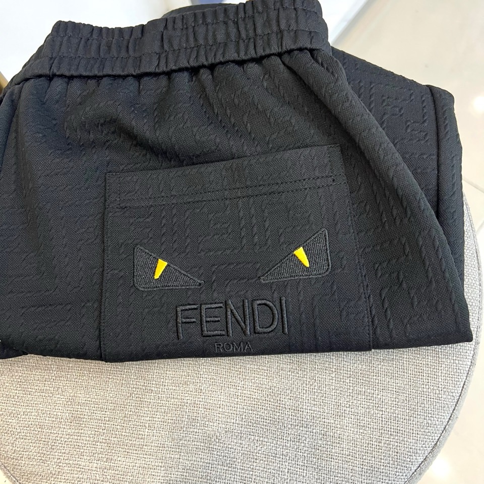 Fend芬迪、2026春夏新品休闲短裤，以纯色为主色调，采用满幅暗纹提花工艺，细腻的品牌经典字母图案遍布