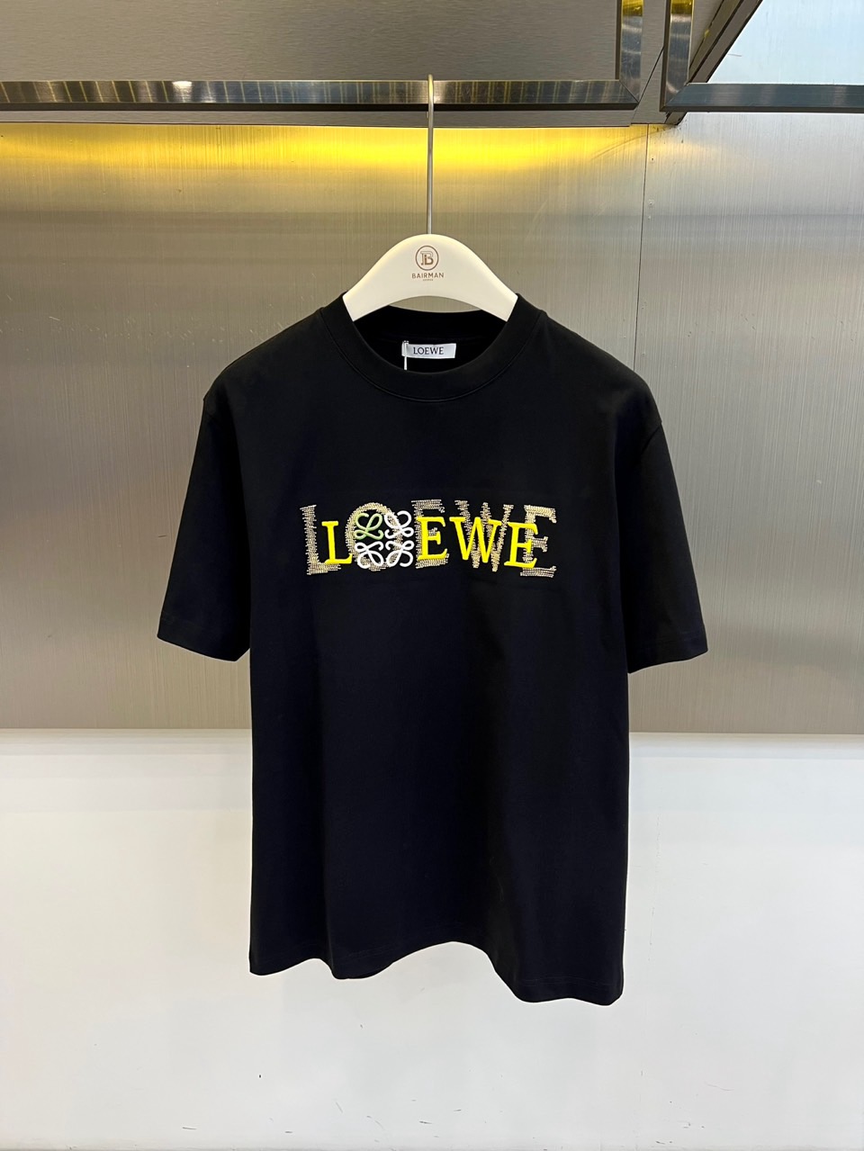 Lowe罗意威、2026春夏新品短袖T恤，以极简廓形重塑日常经典，圆领设计搭配宽松剪裁，演绎当代都市休闲