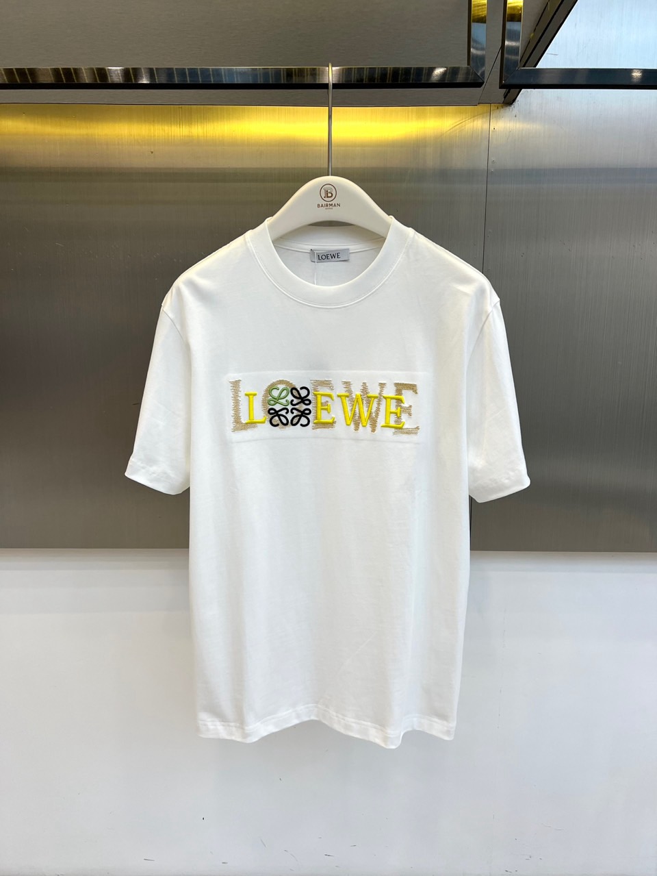 Lowe罗意威、2026春夏新品短袖T恤，以极简廓形重塑日常经典，圆领设计搭配宽松剪裁，演绎当代都市休闲