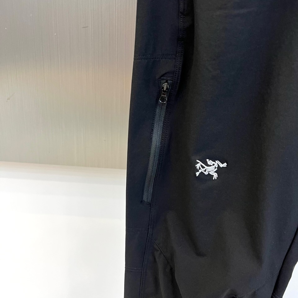Arcteryx 始祖鸟、2026春夏新品软壳工装裤，以极简美学重构户外机能风潮。色调柔和高级，打破传统