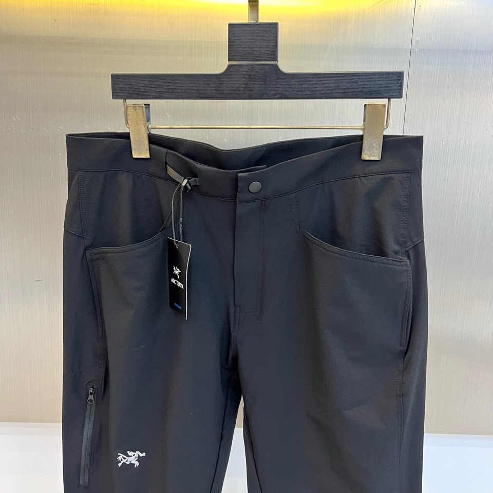 Arcteryx 始祖鸟、2026春夏新品软壳工装裤，以极简美学重构户外机能风潮。色调柔和高级，打破传统